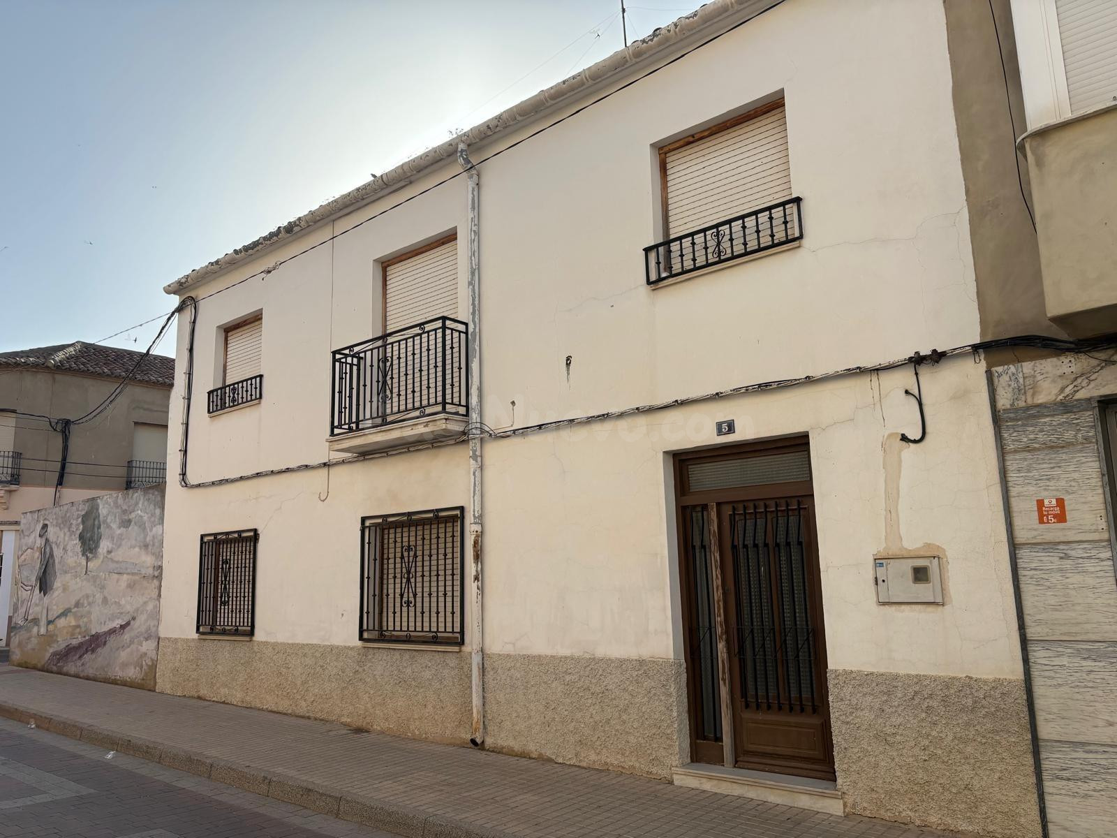 CASA EN ALPERA . OPORTUNIDAD. MUCHAS POSIBILIDADES. PLENO CENTRO