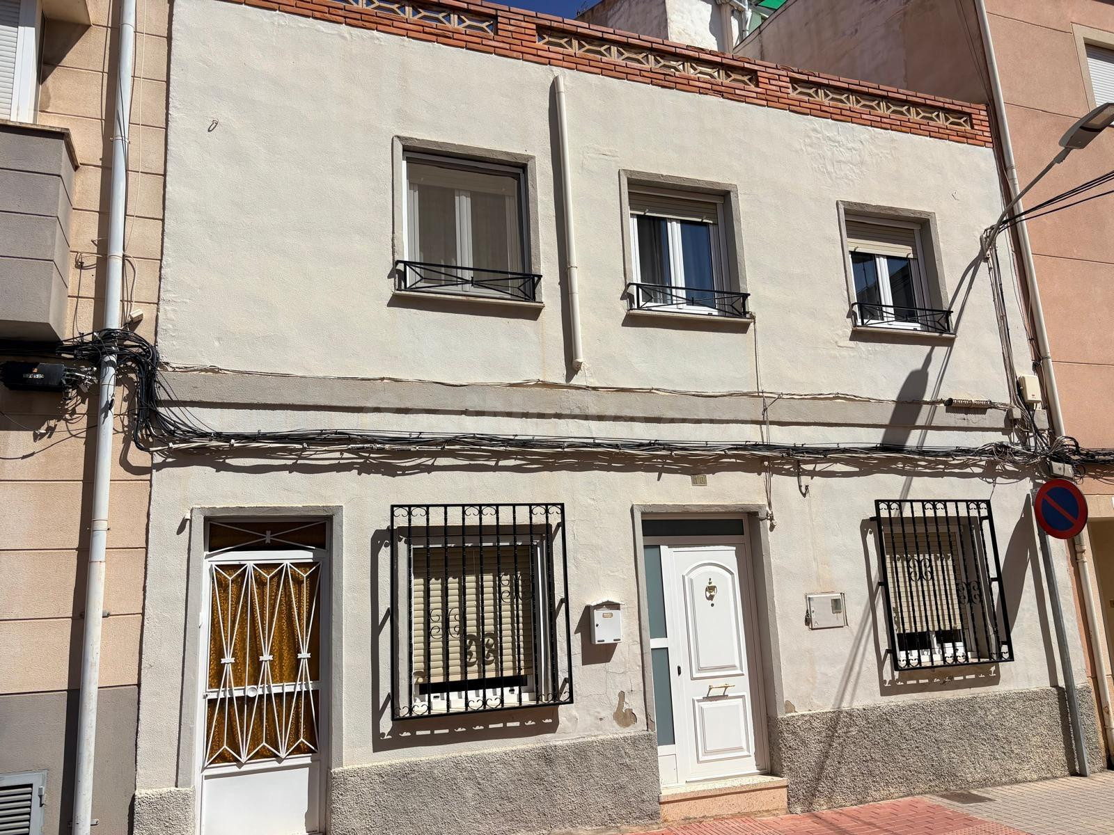 AMPLIA CASA EN ALMANSA, CON PATIO Y TERRAZA, Ideal para Familias - €170,000