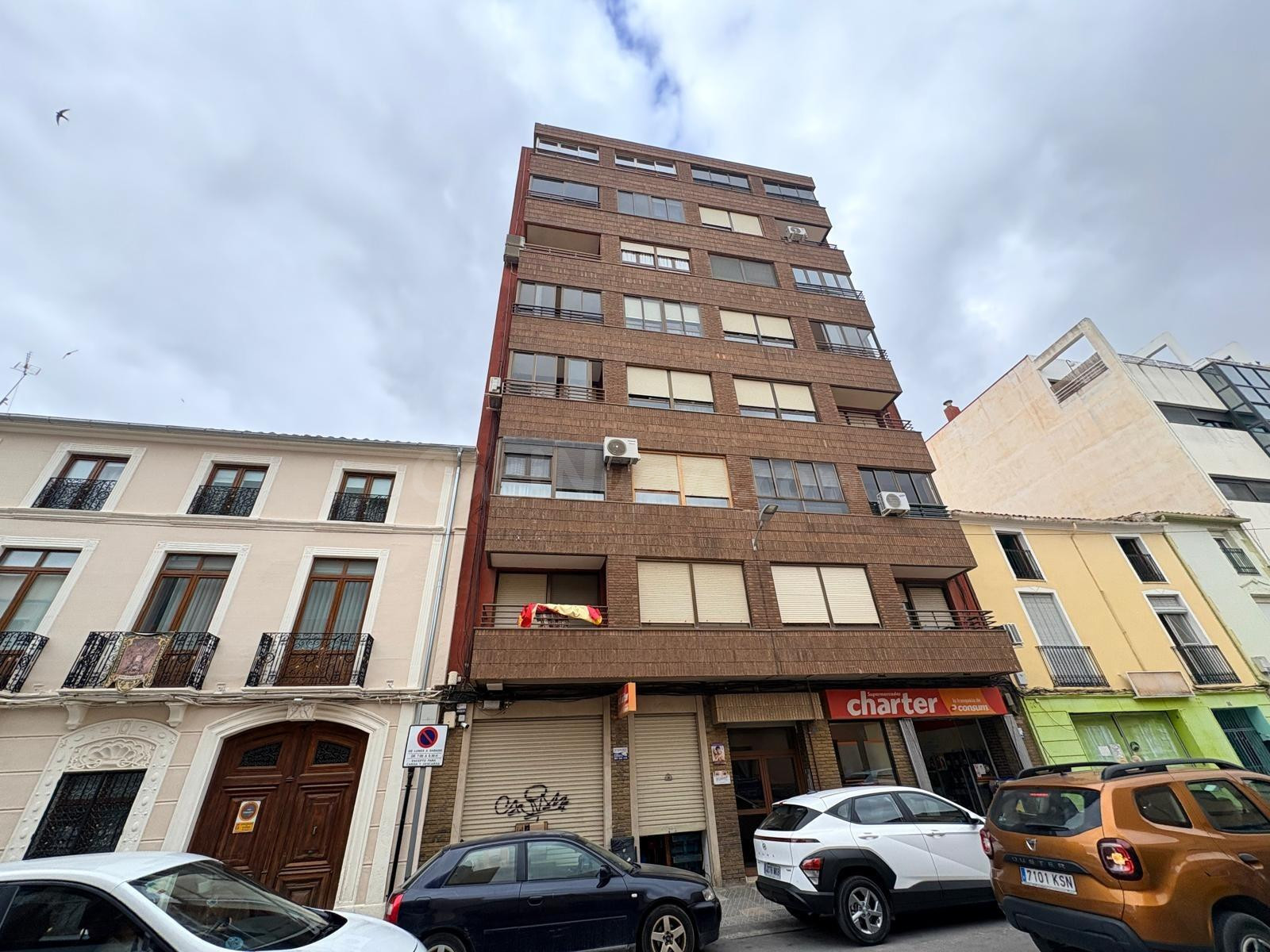 PISO CÉNTRICO DE 4 habitaciones CON 2 PATIOS , BALCON Y TRASTERO