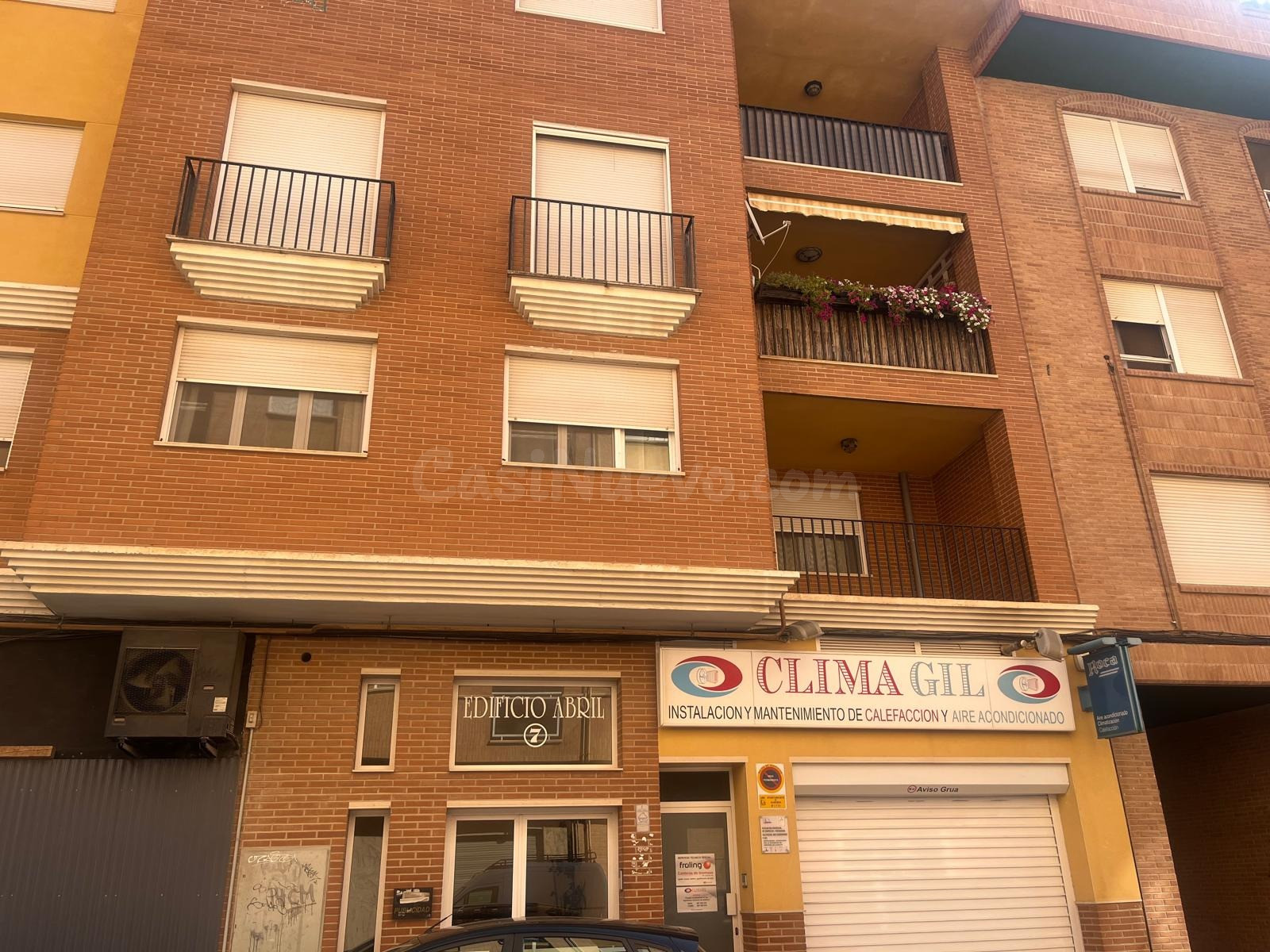 AMPLIO Y MODERNO PISO SEMINUEVO CON COCHERA Y TRASTERO / AMUEBLADO