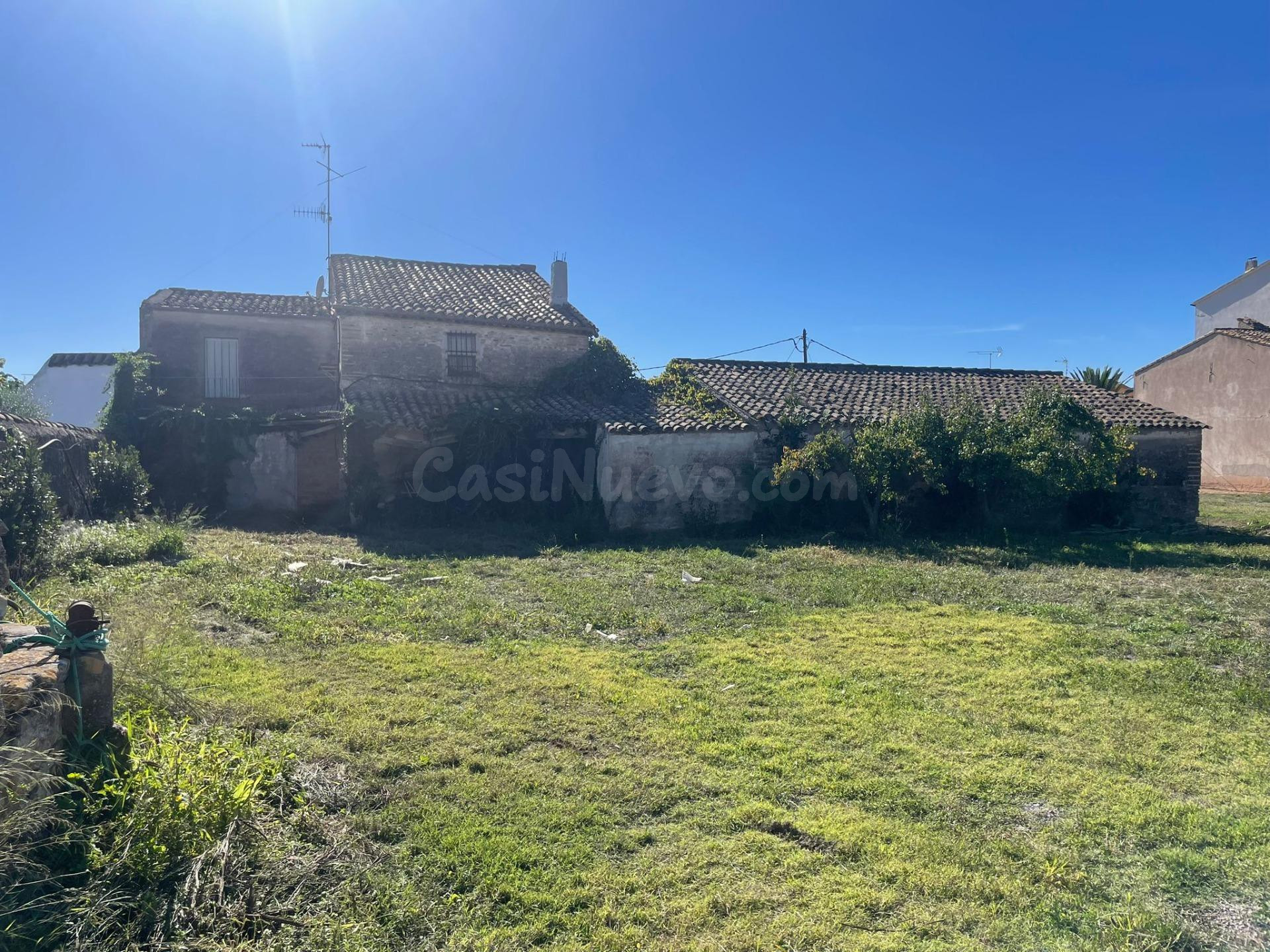 CASA DE PUEBLO CON TERRENO EN VENTA EN LES CABANYES