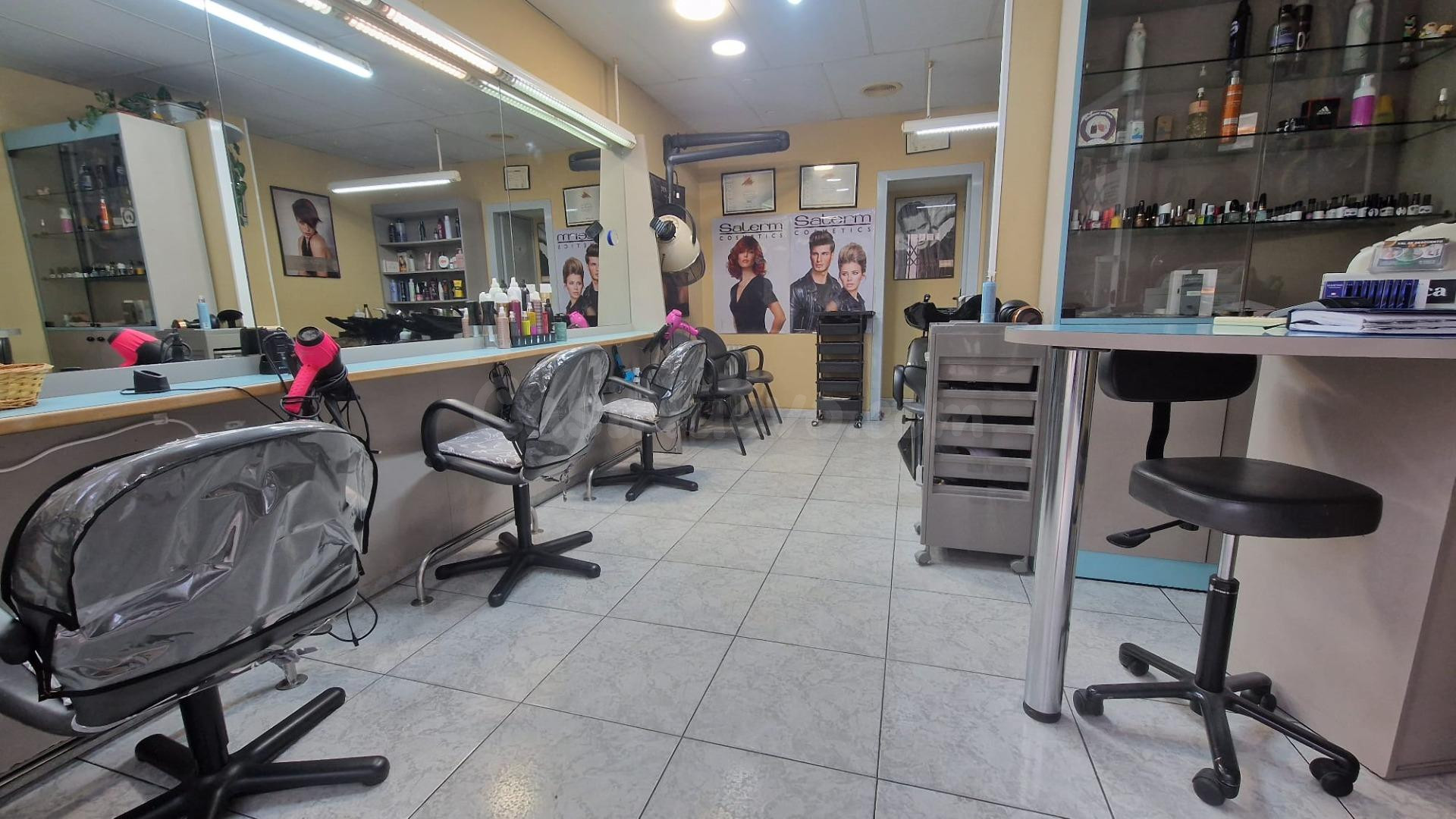 ALQUILER DE PELUQUERIA EN LA MÚNIA ACTUALMENTE EN USO CON TRASPASO