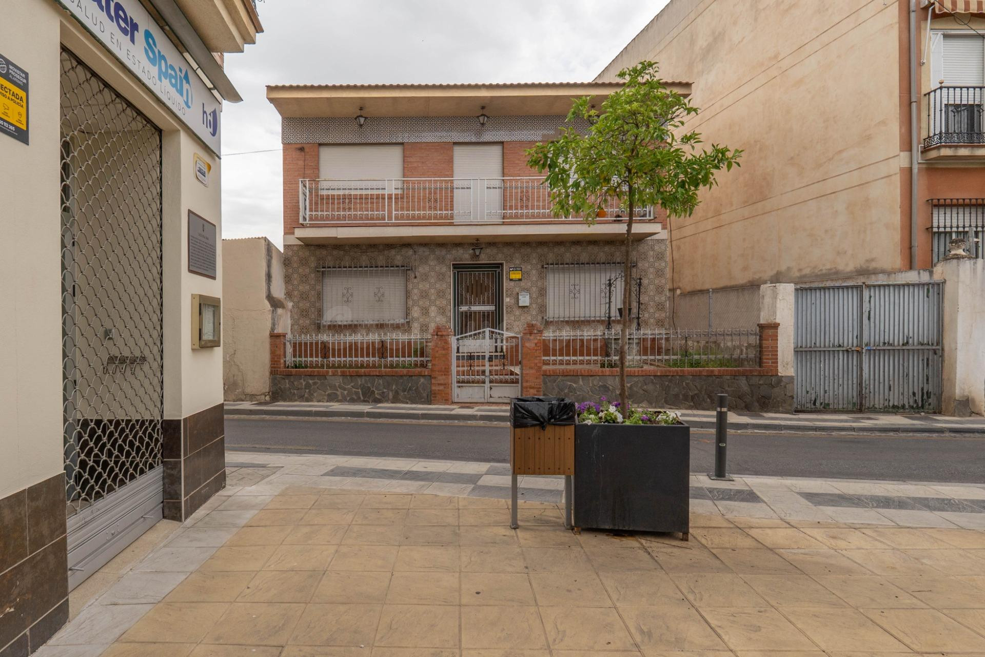 SE VENDE CASA CON PARCELA DE 518 m2 ( CENTRO OGÍJARES).