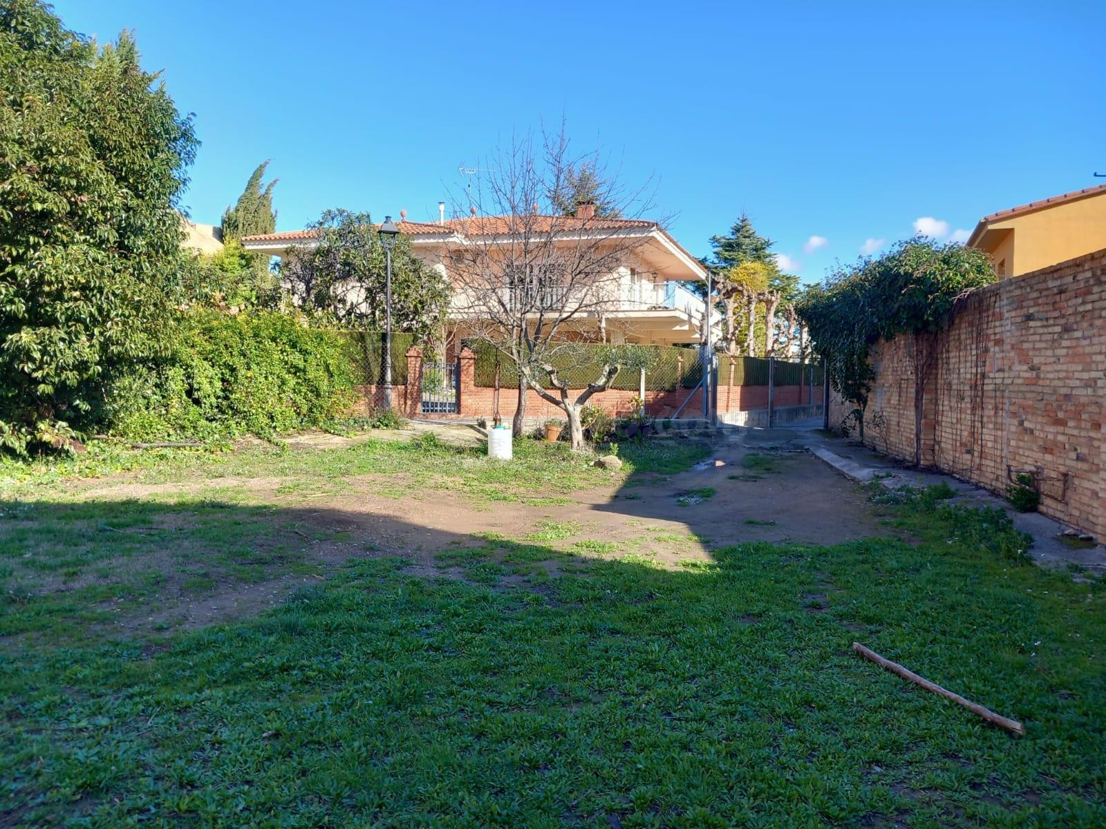Conjunto urbano residencial + industrial a reformar con opción a patio.