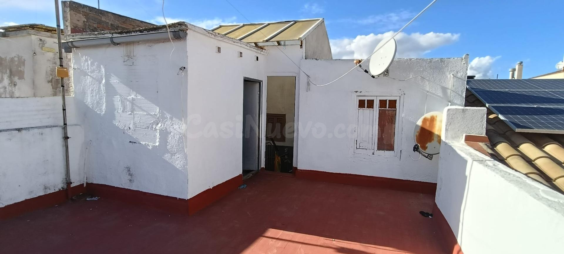 Edificio en venta con local comercial y dos viviendas – Gran potencial