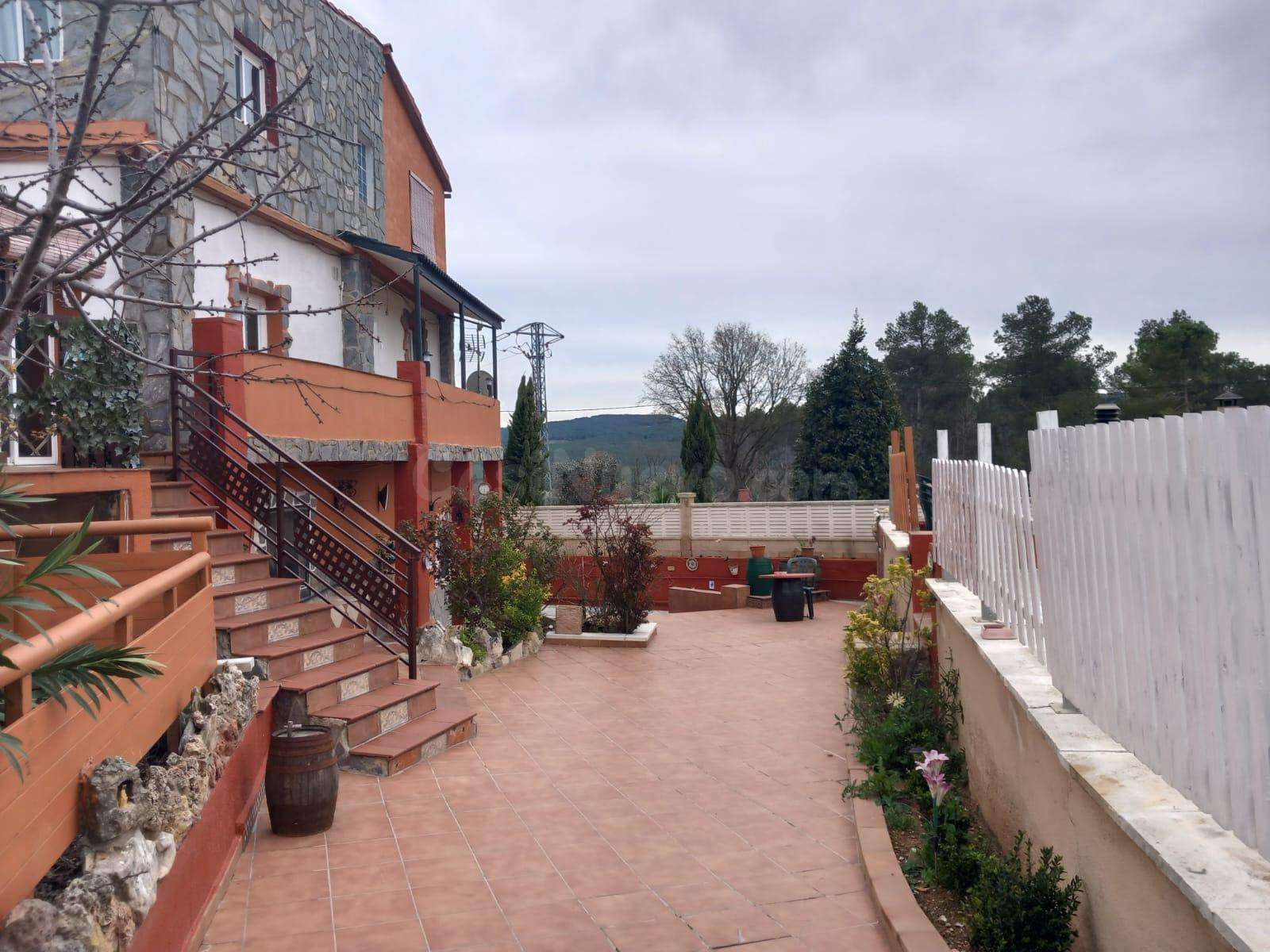 Casa con varias viviendas, piscina y parcela de 733 m2 en La Ponderosa (Pontons)