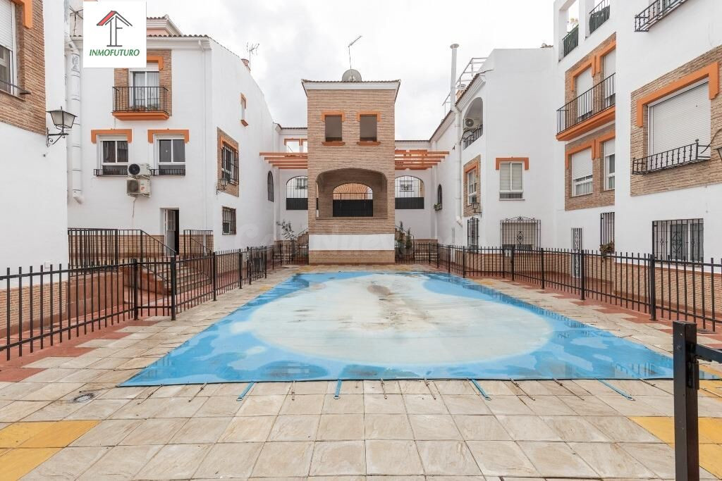 Casa adosada en urbanización con piscina junto al Ferial