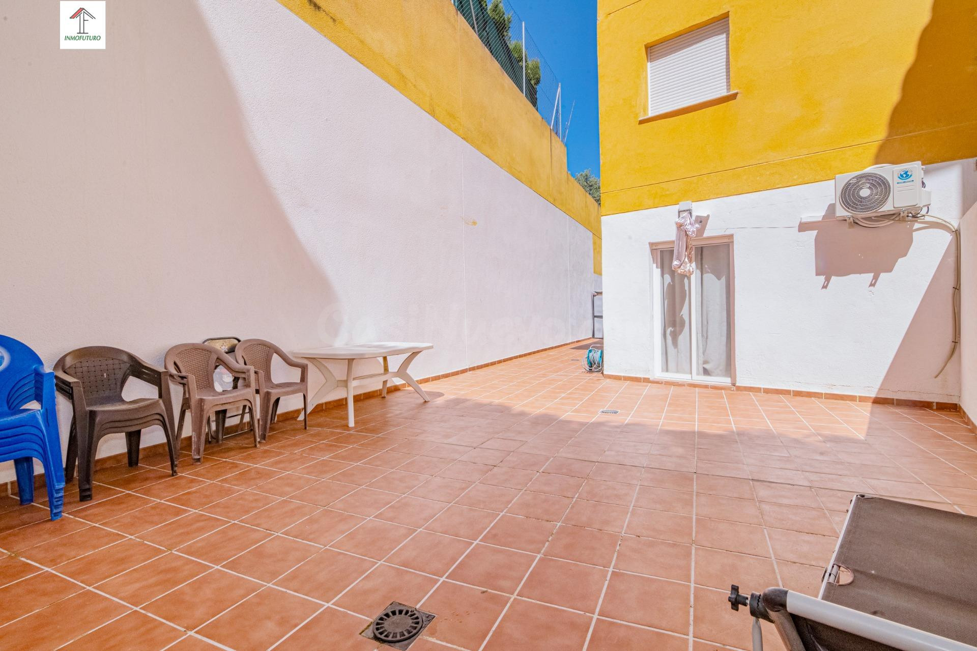 PISO CON PATIO Y COCHERA EN LA ZUBIA