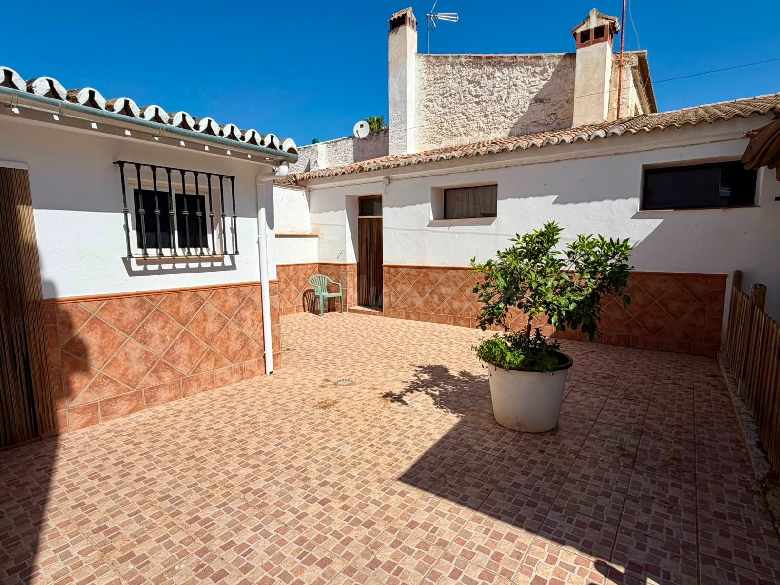 AMPLIA CASA EN LOS LLANOS CON UN GRAN PATIO¡¡¡¡¡¡