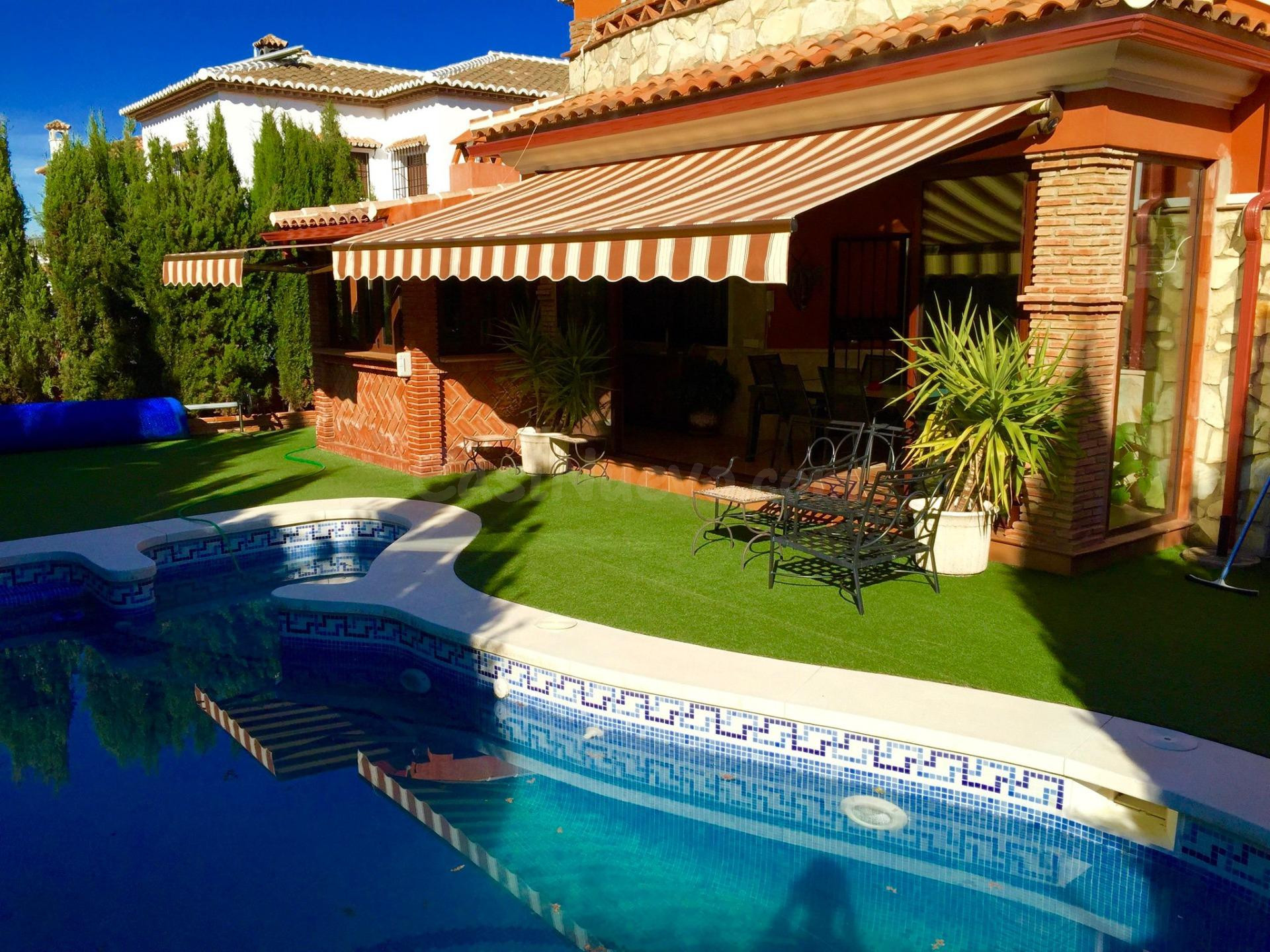 Chalet Independiente con Piscina y Amplios Espacios en Urbanización El Molino, Antequera