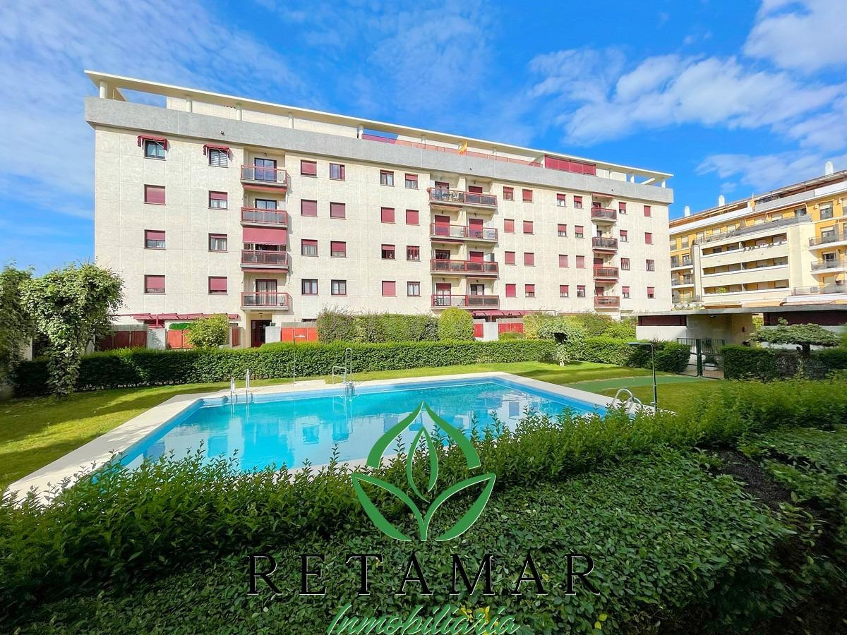 PISO CON TERRAZA Y VISTAS A LA PISCINA