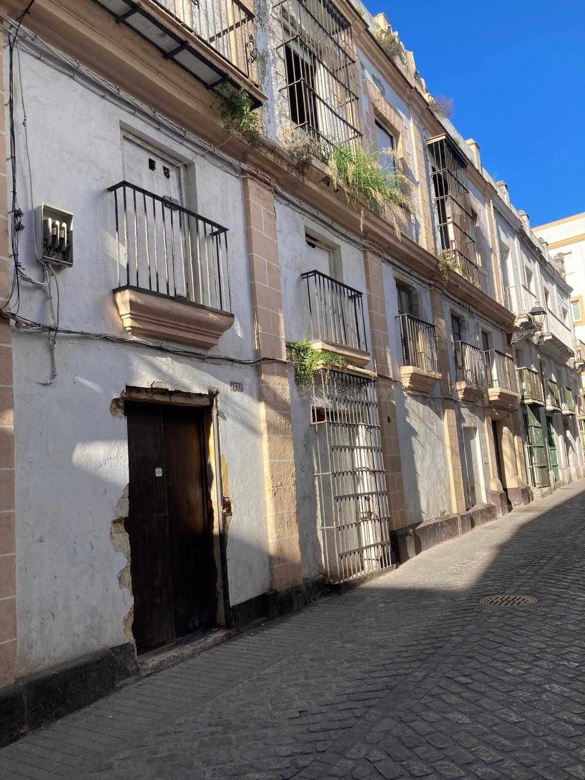 EDIFICIO EN VENTA DE AMPLIA FACHADA Y DOS PATIOS INTERIORES