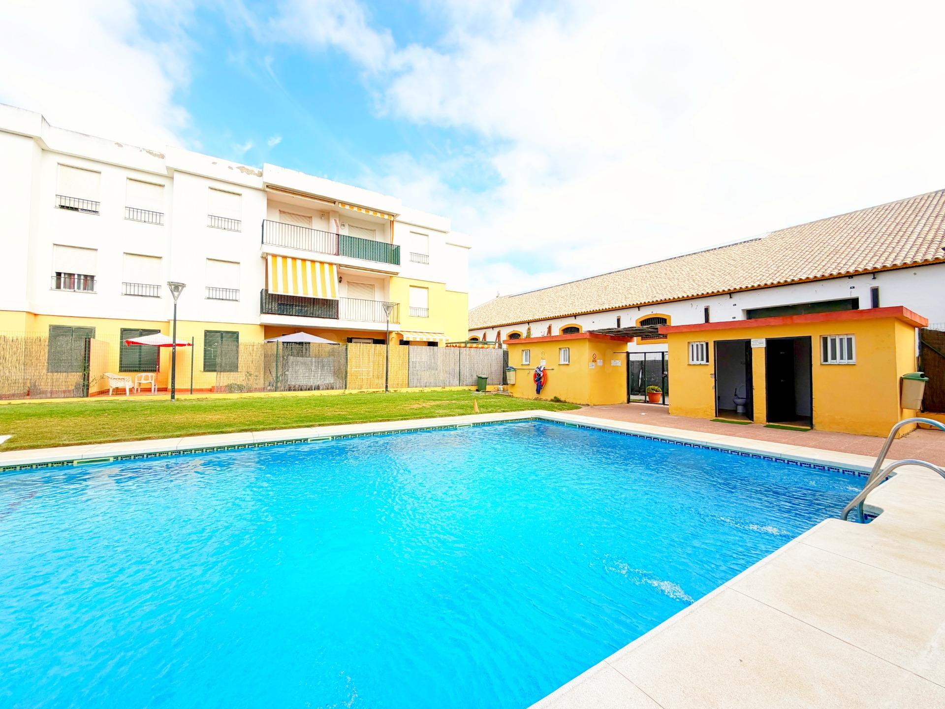 Piso en urbanización privada con piscina y garaje