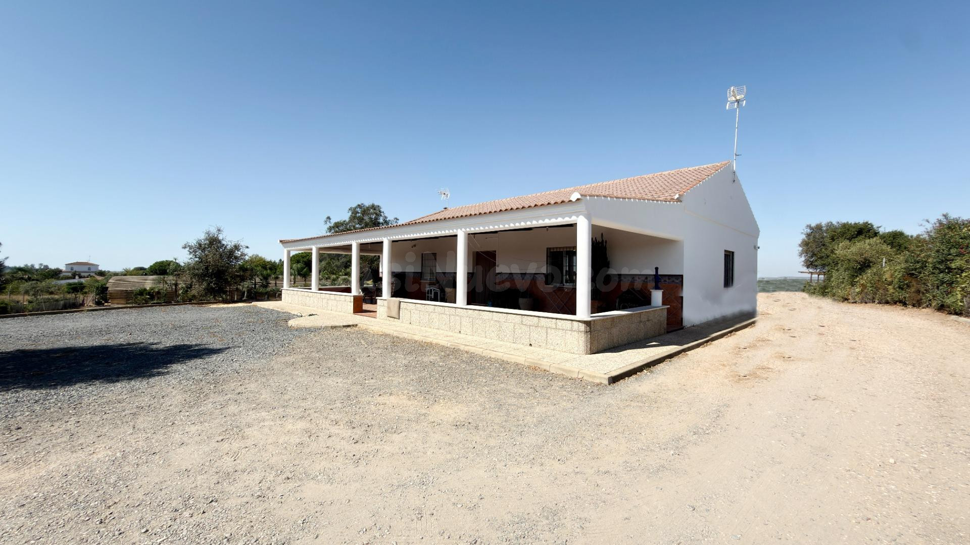 FINCA URBANA CON ESPECTACULAR CASA, PISCINA Y NAVE INDUSTRIAL (CARTAYA - HUELVA)