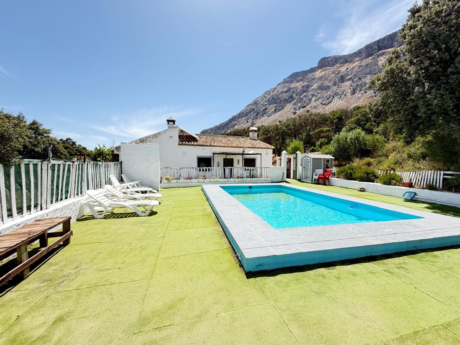 Casa con Terreno y Piscina en la zona de Antequera