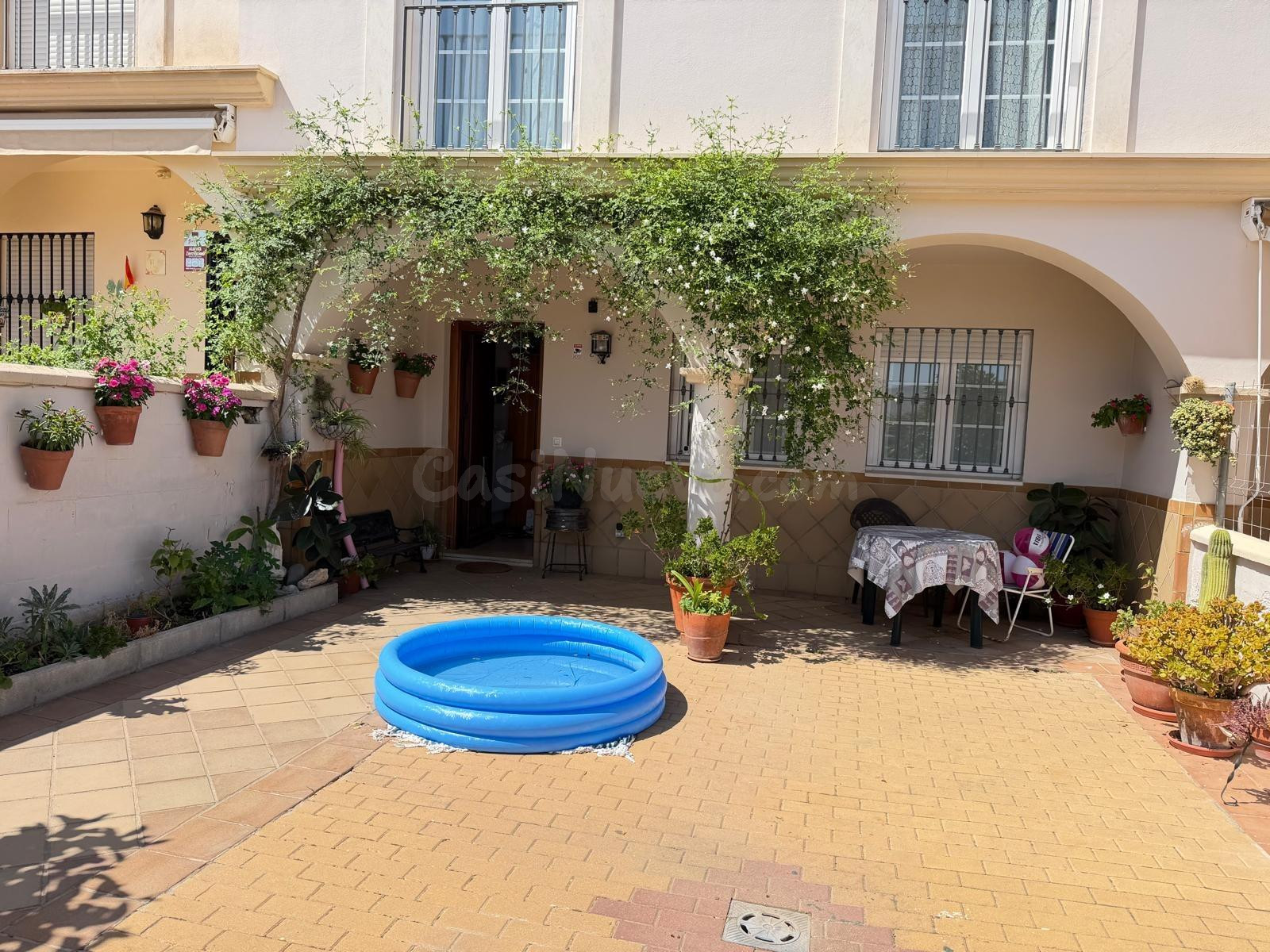 CASA EN FUENTE PIEDRA CON PATIO Y TERRAZA Y PISCINA COMUNITA