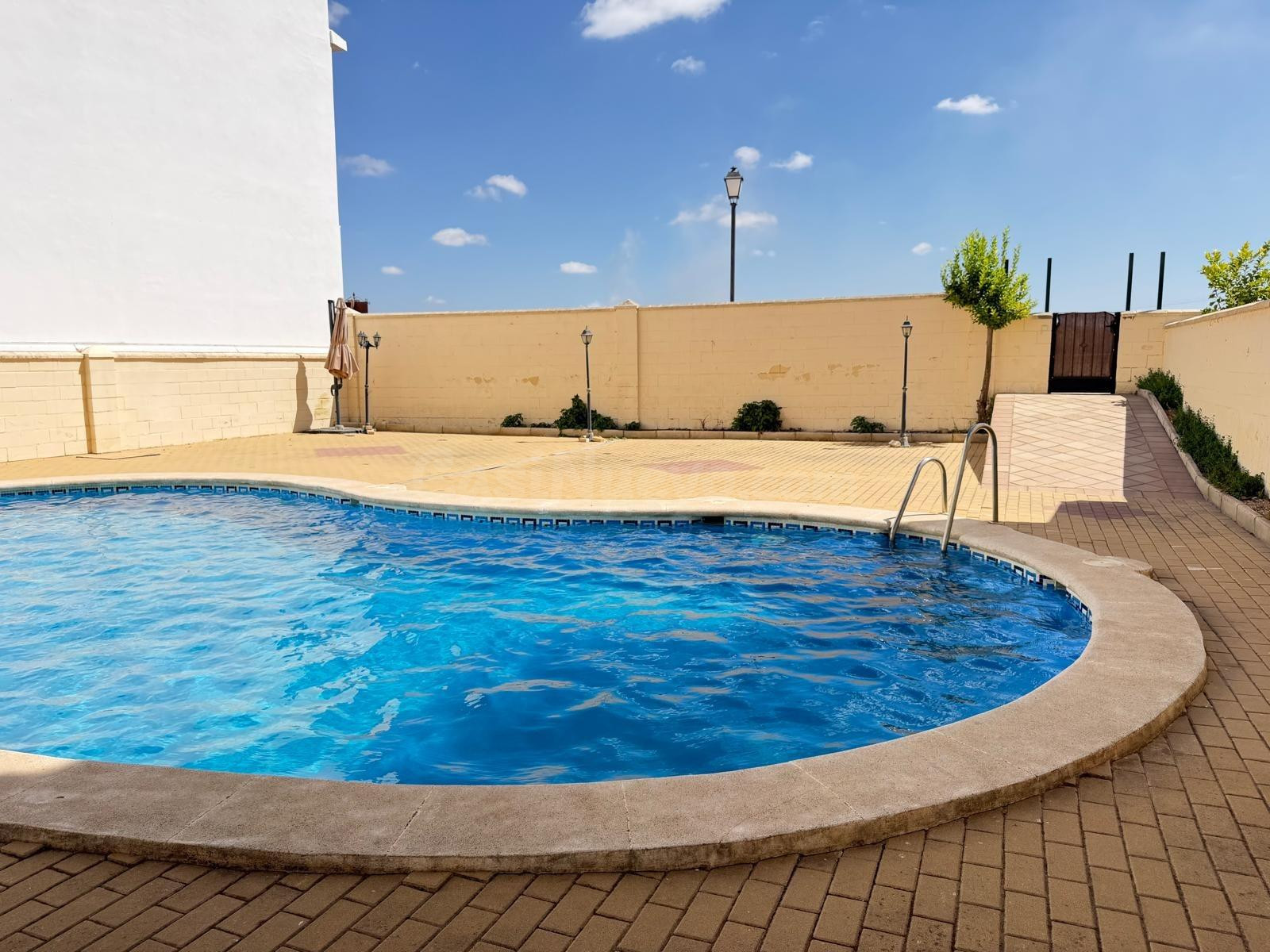 CASA EN FUENTE PIEDRA CON PATIO Y TERRAZA Y PISCINA COMUNITA - foto 2