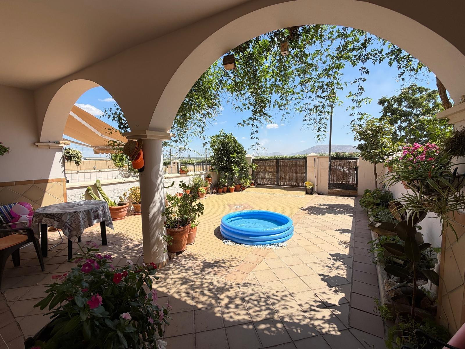 CASA EN FUENTE PIEDRA CON PATIO Y TERRAZA Y PISCINA COMUNITA - foto 3