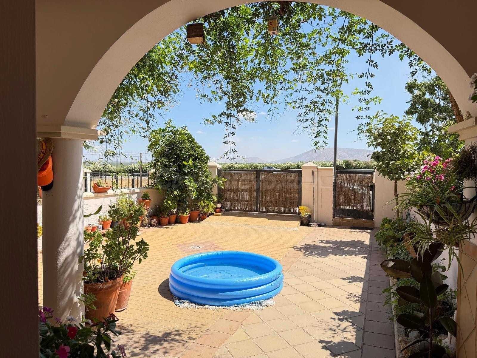 CASA EN FUENTE PIEDRA CON PATIO Y TERRAZA Y PISCINA COMUNITA - foto 4