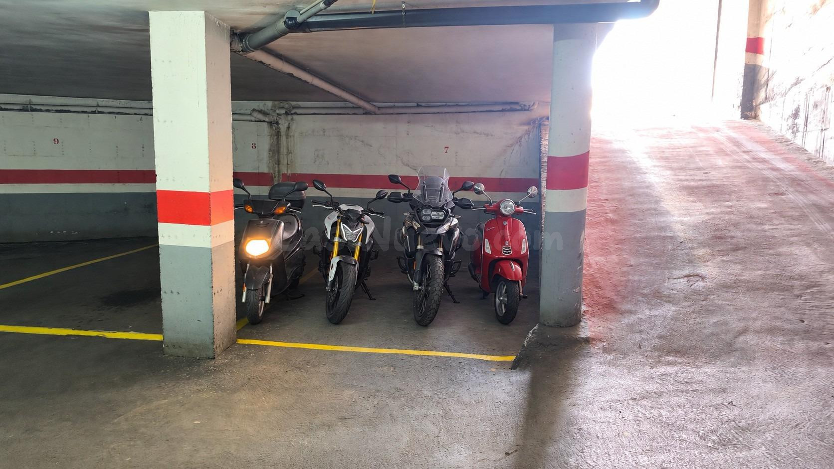 PLAZA PARA MOTOS en Cenes de la Vega, Avda. Sierra Nevada, junto Cash Emilia PLAZA 9-