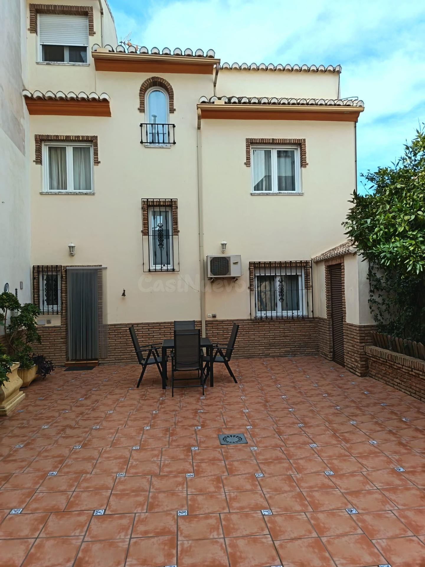 Gran adosado con 3 habitaciones y varias estancias de usos múltiples.