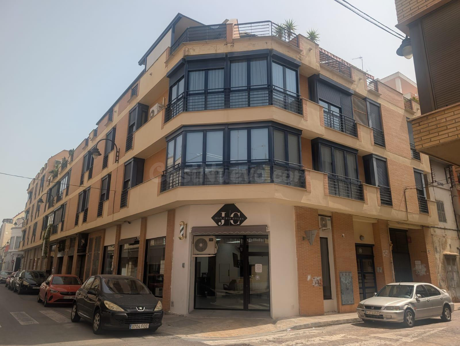 Amplio Parking con Puerta Privada en Alzira