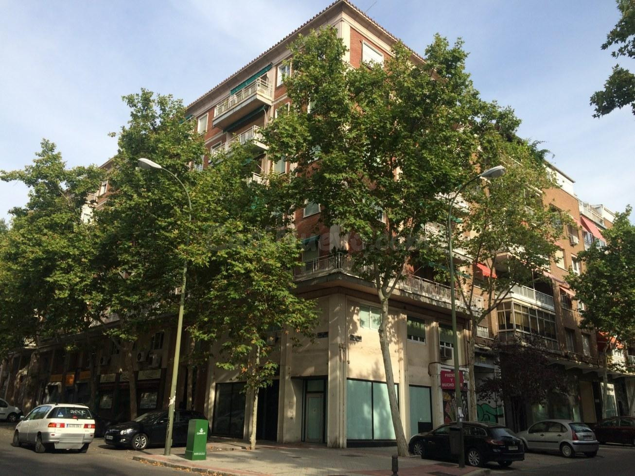 SE ALQUILA LOCAL COMERCIAL EN ESQUINA CALLE FORTUNATA Y JACINTA.