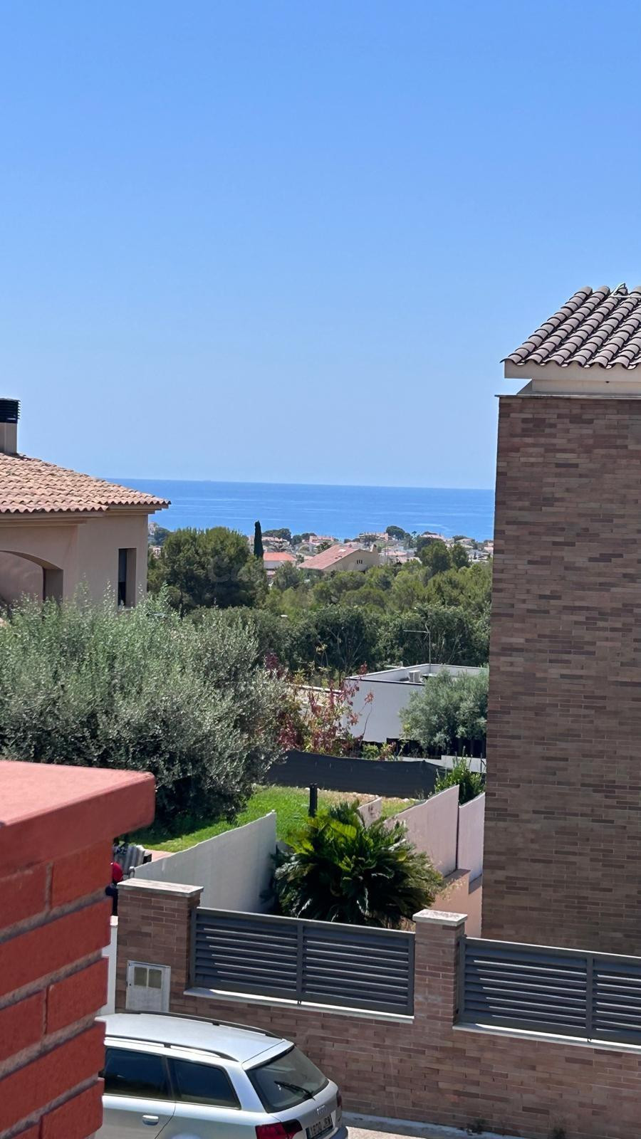 CASA CON 5 habitaciones, JARDÍN, GRAN GARAJE Y VISTAS AL MAR EN LA BONANOVA DE CALAFELL