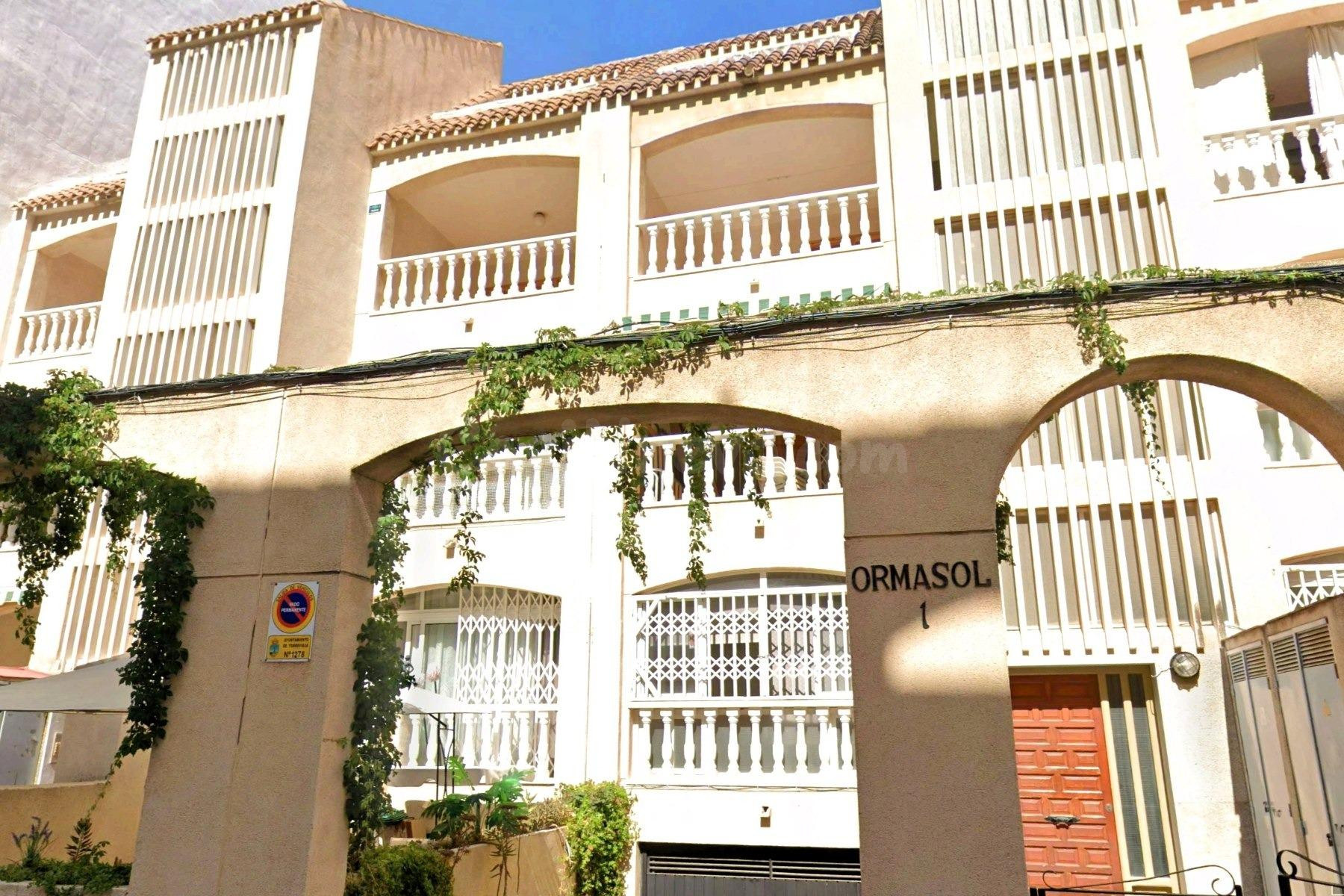 Apartamento céntrico y espacioso (aprox. 79 m2 – 1.ª planta) con una ubicación fantástica. Amplio balcón acristalado, ¡a solo 500 m de la Playa de los Locos y a 550 m de la Playa del Cura!
