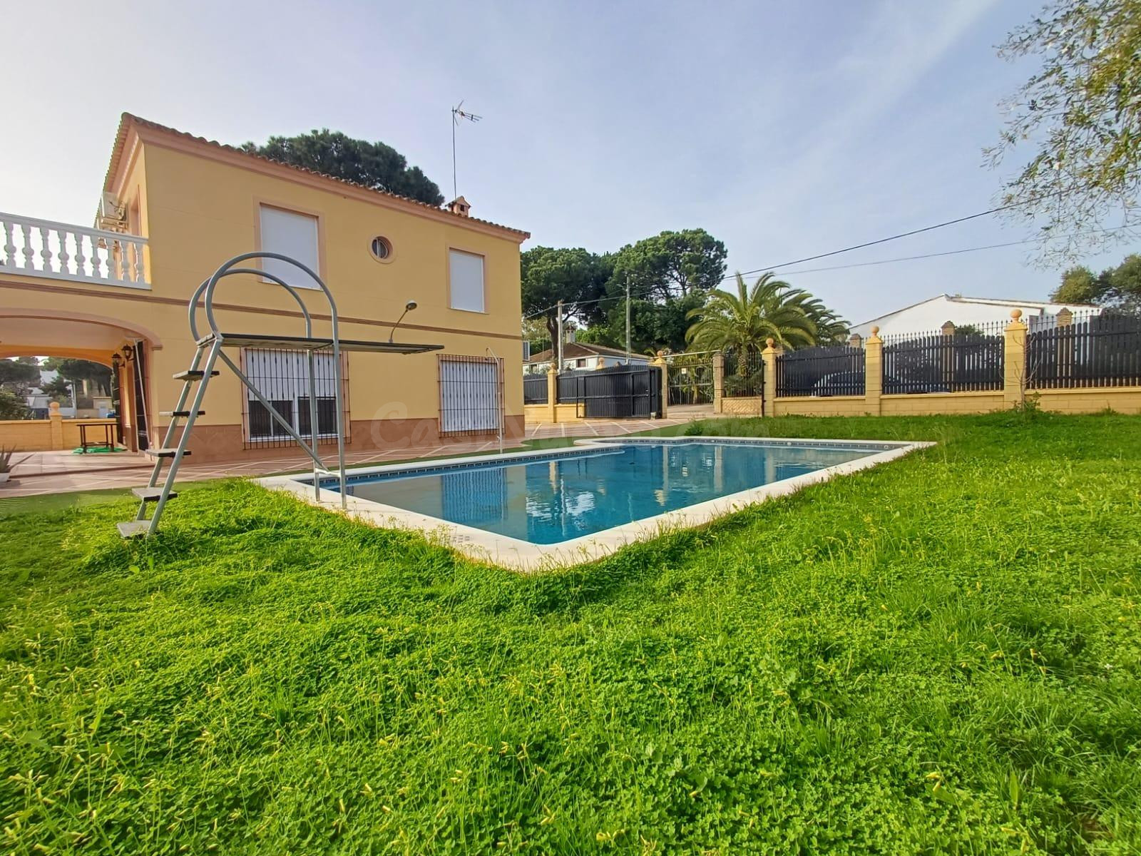 Exclusiva parcela con chalet independiente en Urbanización Los Arrayanes – La Puebla del Río