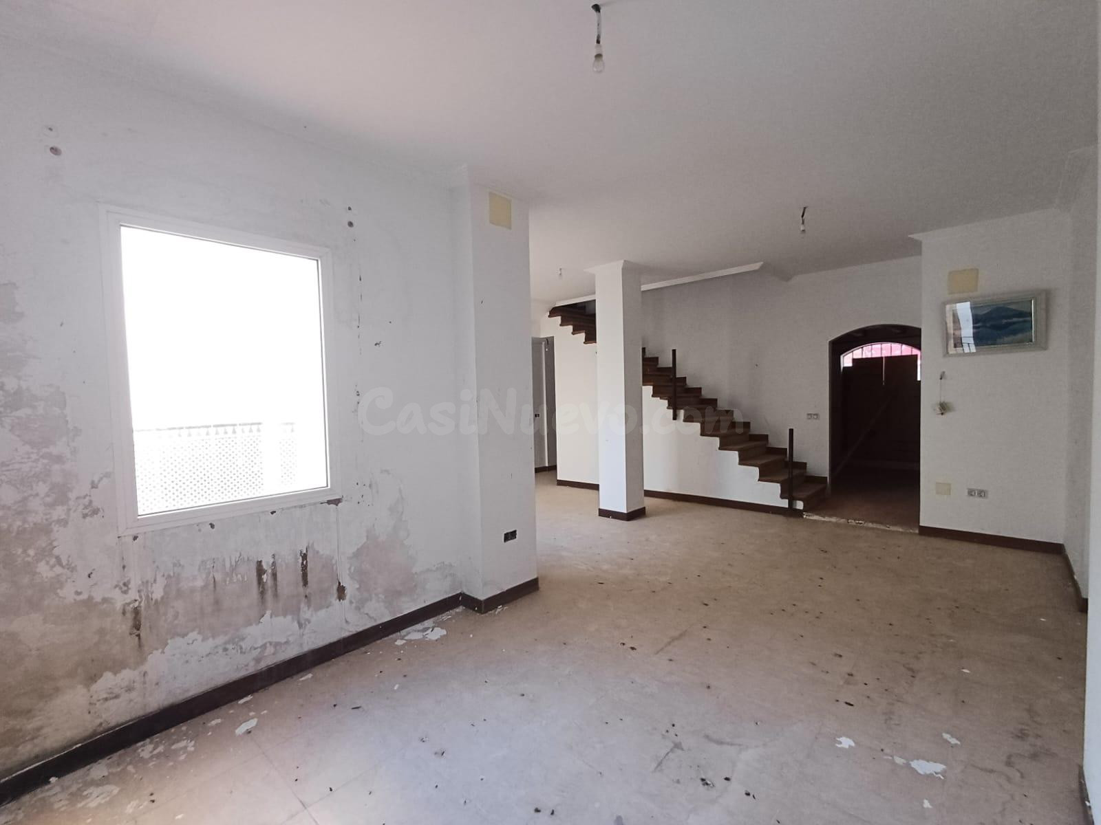 En venta fantástica vivienda de varias plantas y salida a dos calles en Coria del Río.