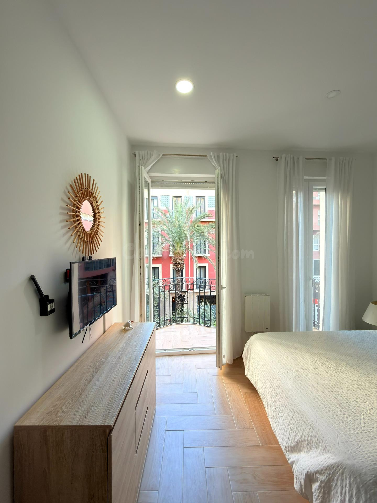 En venta amplia vivienda en el centro de Alicante. Zona mercado.