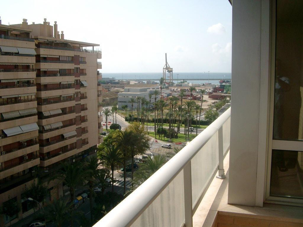 Estupenda vivienda con vistas al mar en la Av. Oscar Espla. Plaza de garaje incluida en el precio.