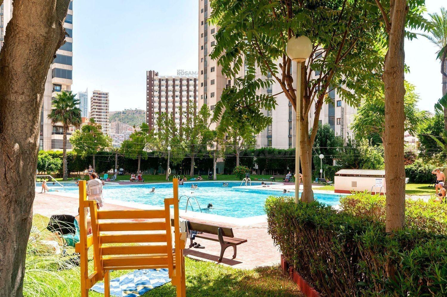Amplio Piso en Benidorm con Piscina y garaje.