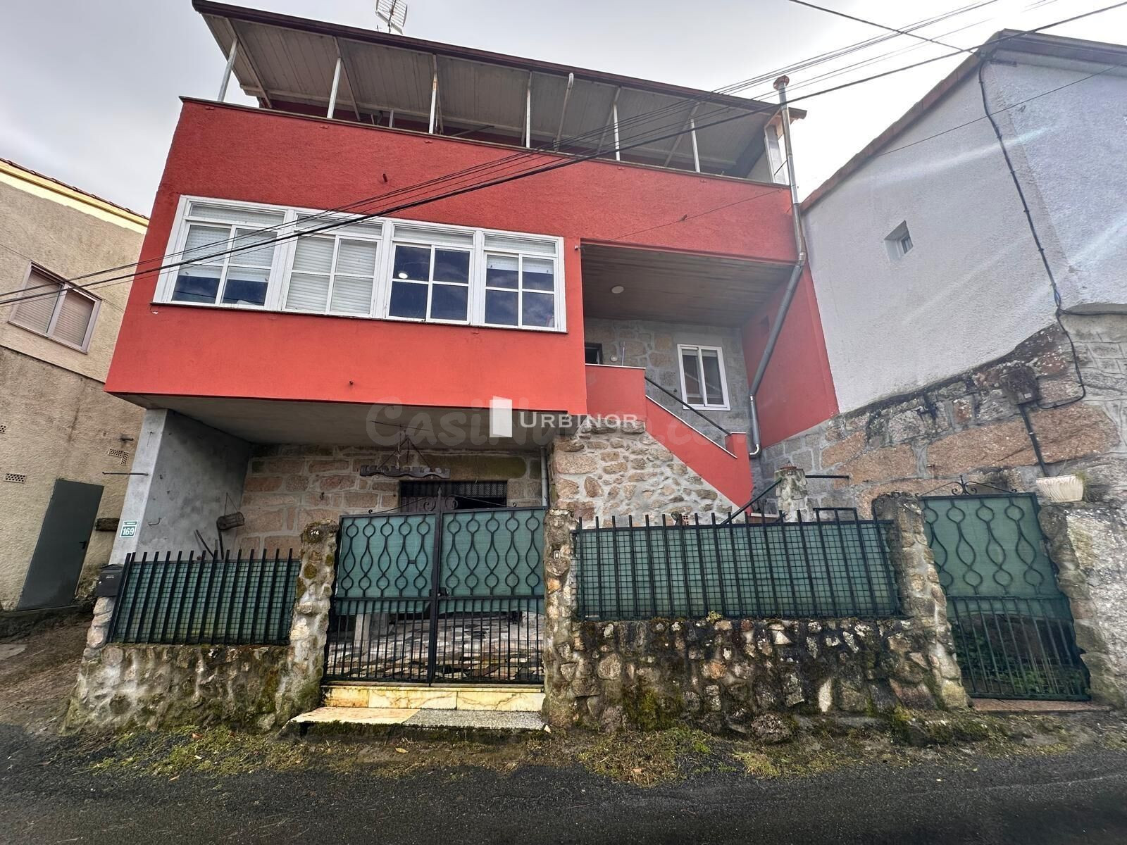 ¡Se Vende Casa con Encanto a Solo 6 km de Ourense!