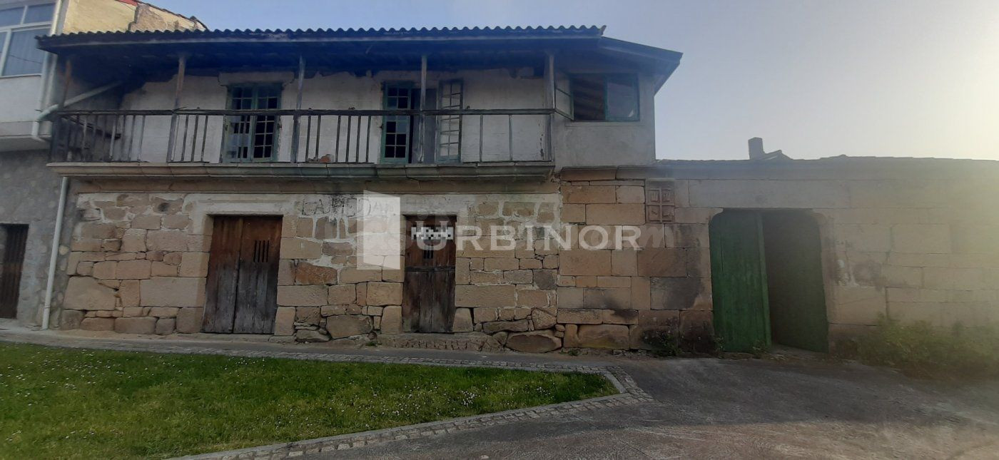 CASA Señorial, con finca para reformar. COLES.