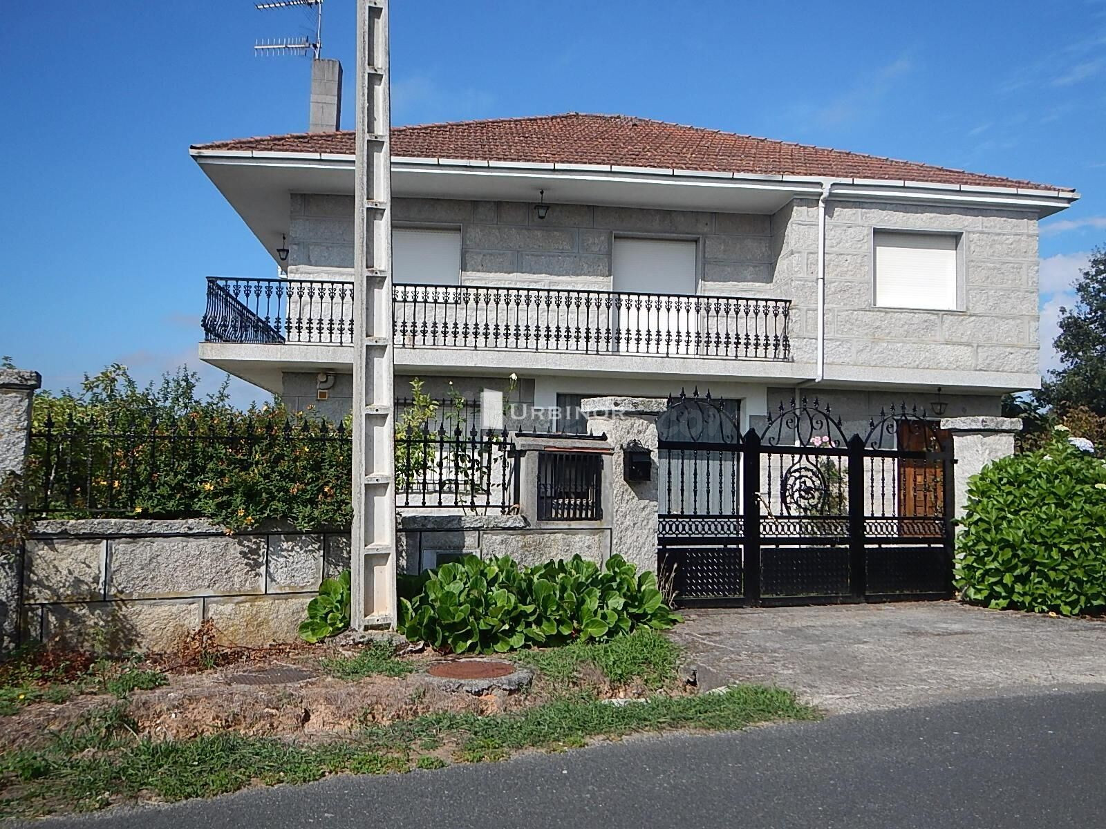 CHALET, independiente, en piedra gallega; a 10 minutos XINZO LIMIA.