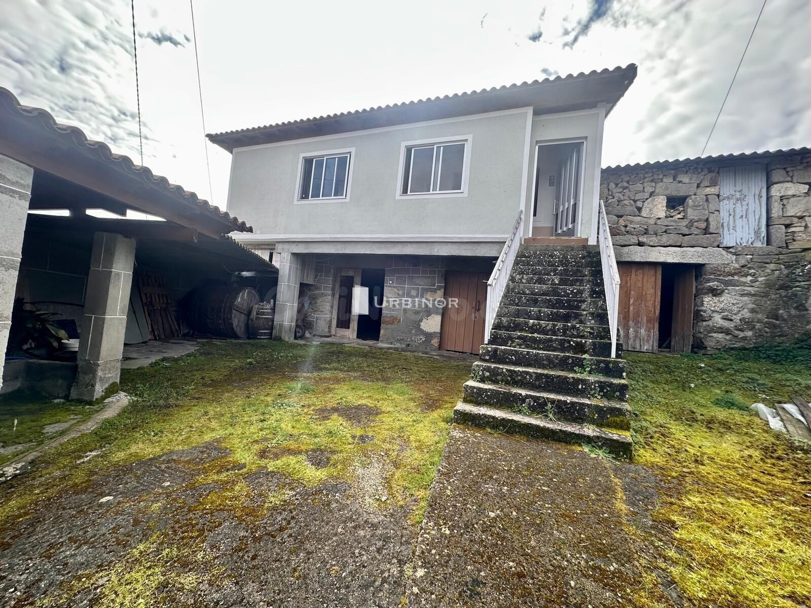 Casa INDEPDENDIENTE, finca de 1.500 m2. CELANOVA.