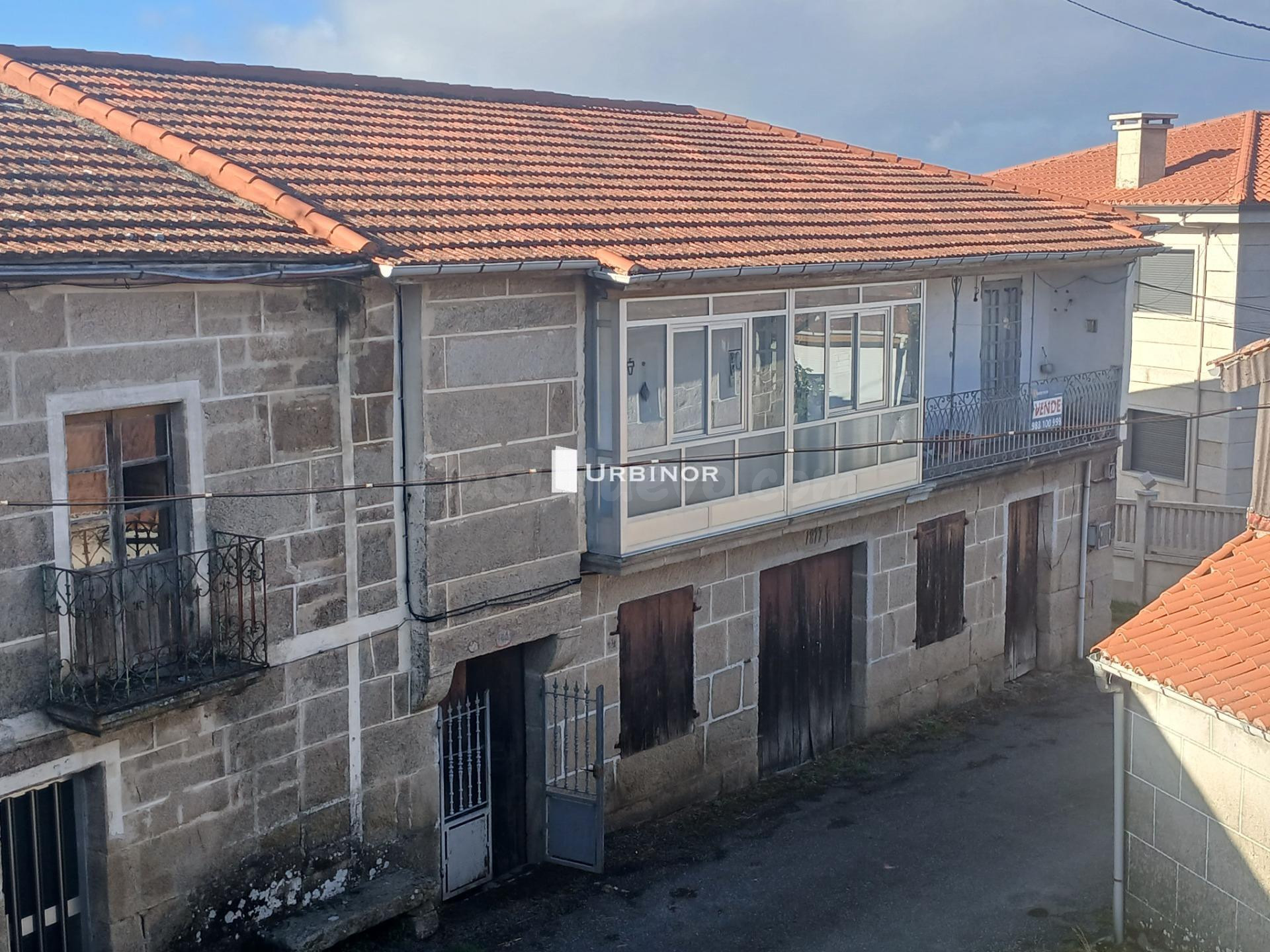 Típica CASA gallega en Piedra, rehabilitada parcialmente, Ayto. PORQUEIRA