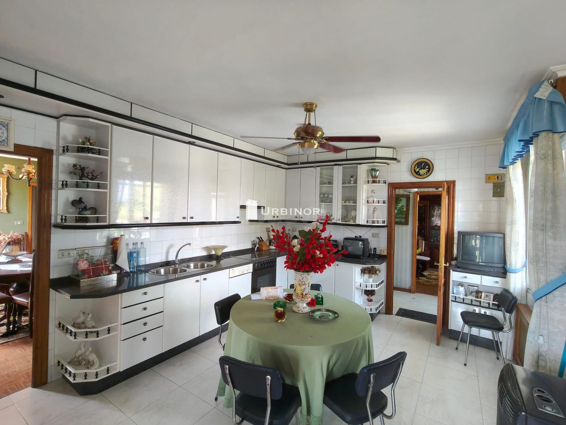 Casa con finca y garaje para 3 coches en Trasmiras.