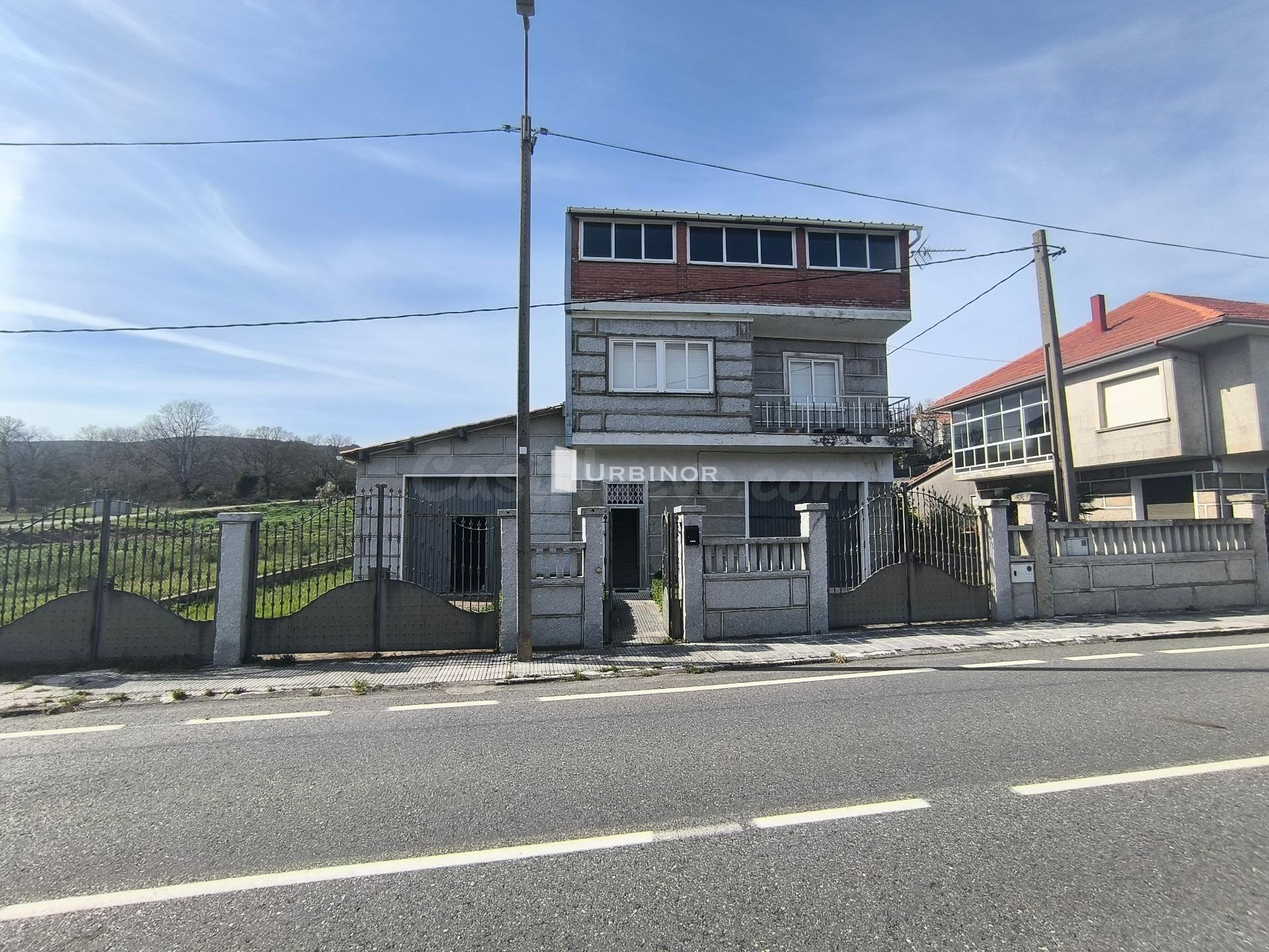 Casa de piedra independiente con finca cerrada, nave y vistas a Portugal – BALTAR (Ourense)
