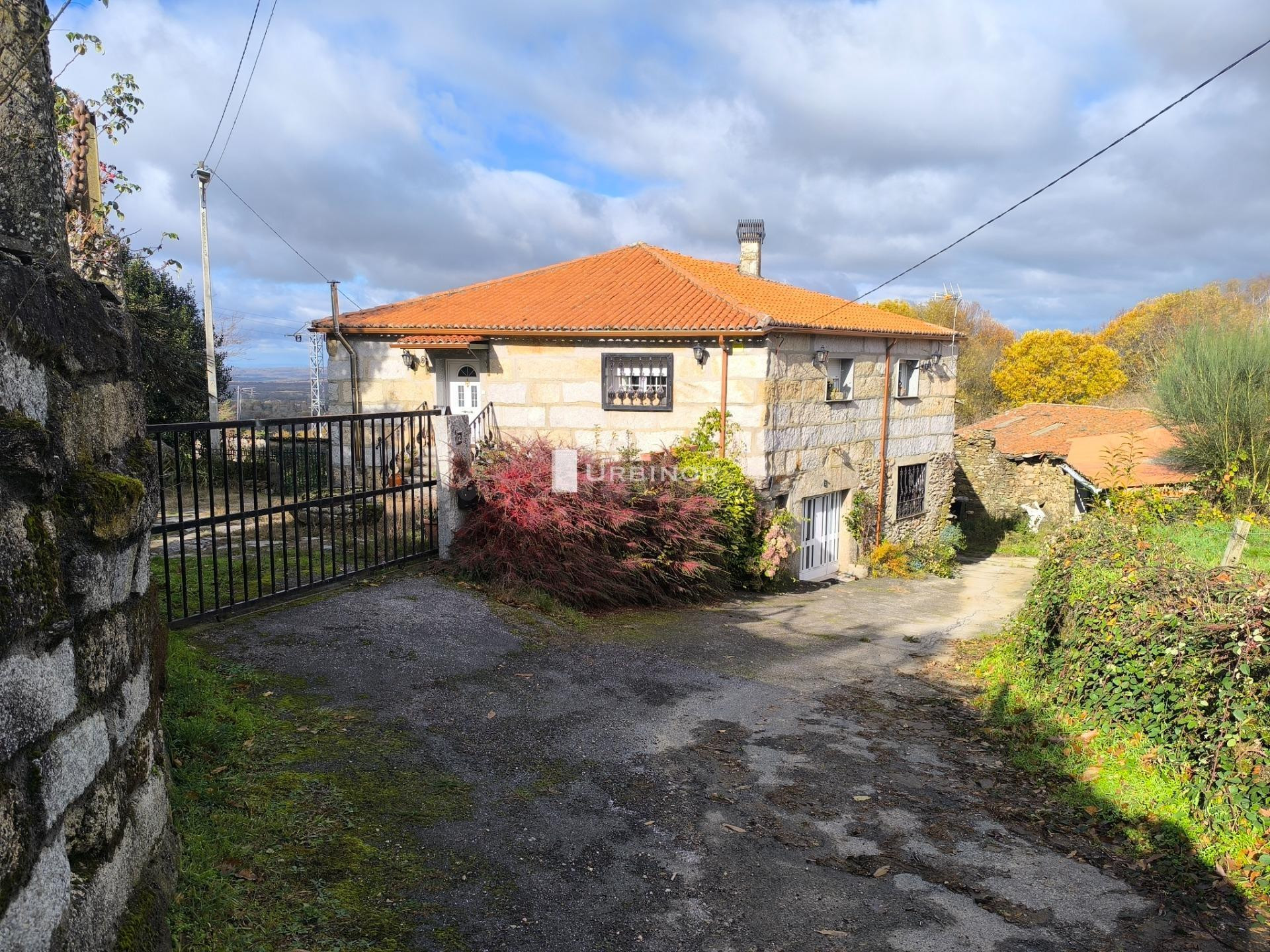 Magnífica CASA de piedra, patio, finca 800m2 y galpón; en MONTEDERRAMO.