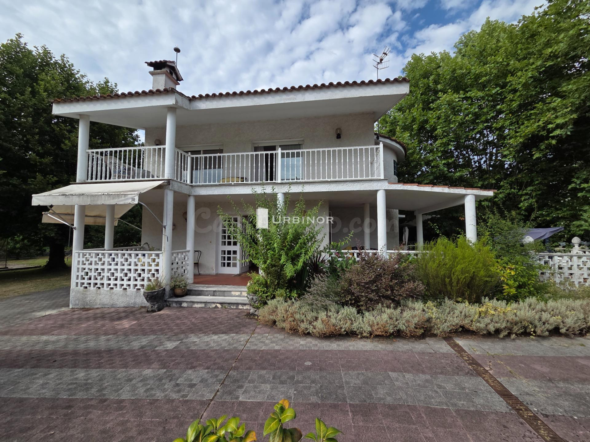 Espectacular CHALET con 7.000 m2 de finca, piscina y zona deportiva en PEREIRO DE AGUIAR.