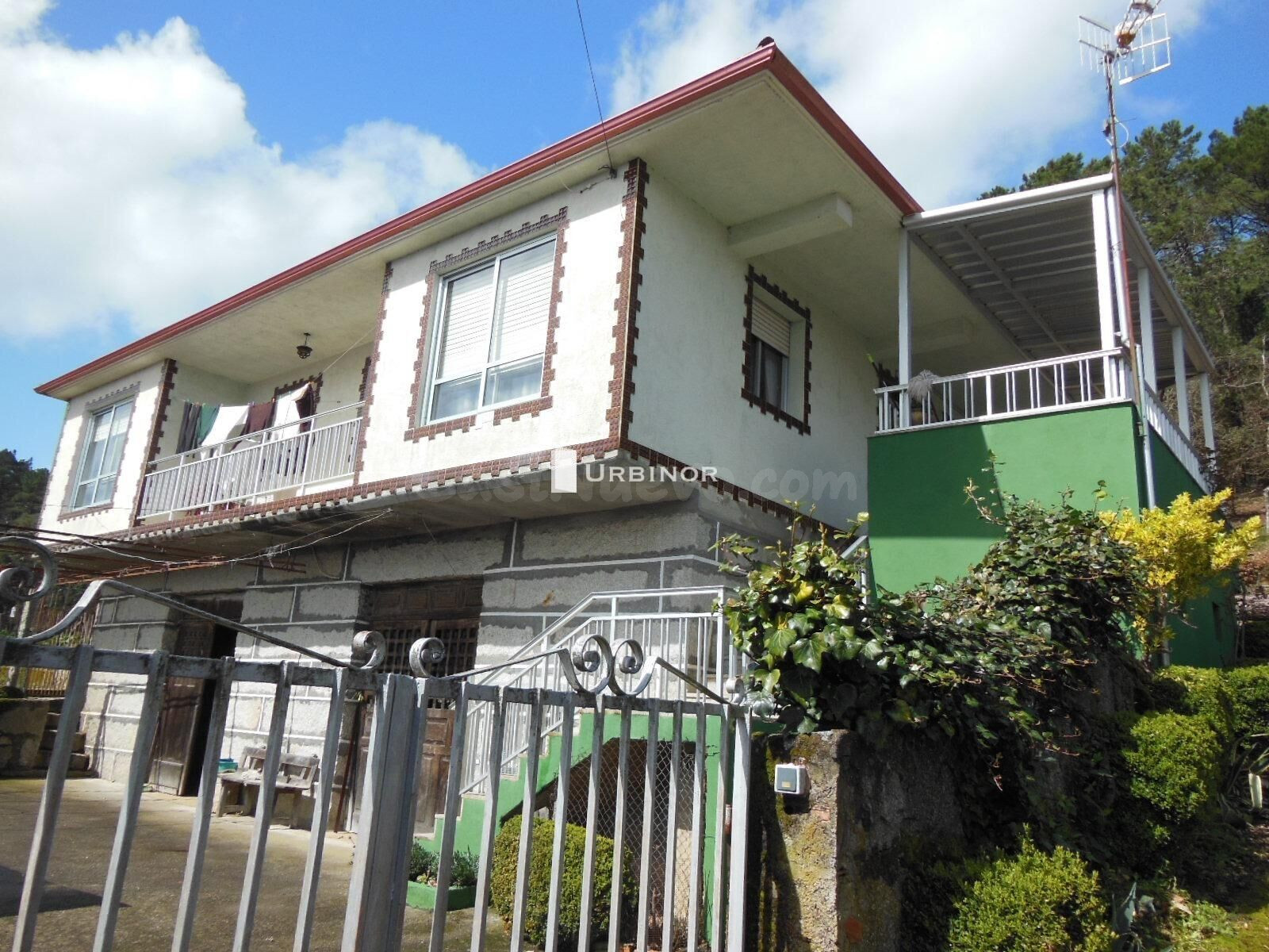 Casa Independiente con finca, sólida construcción y vistas despejadas a 5 km de Cartelle