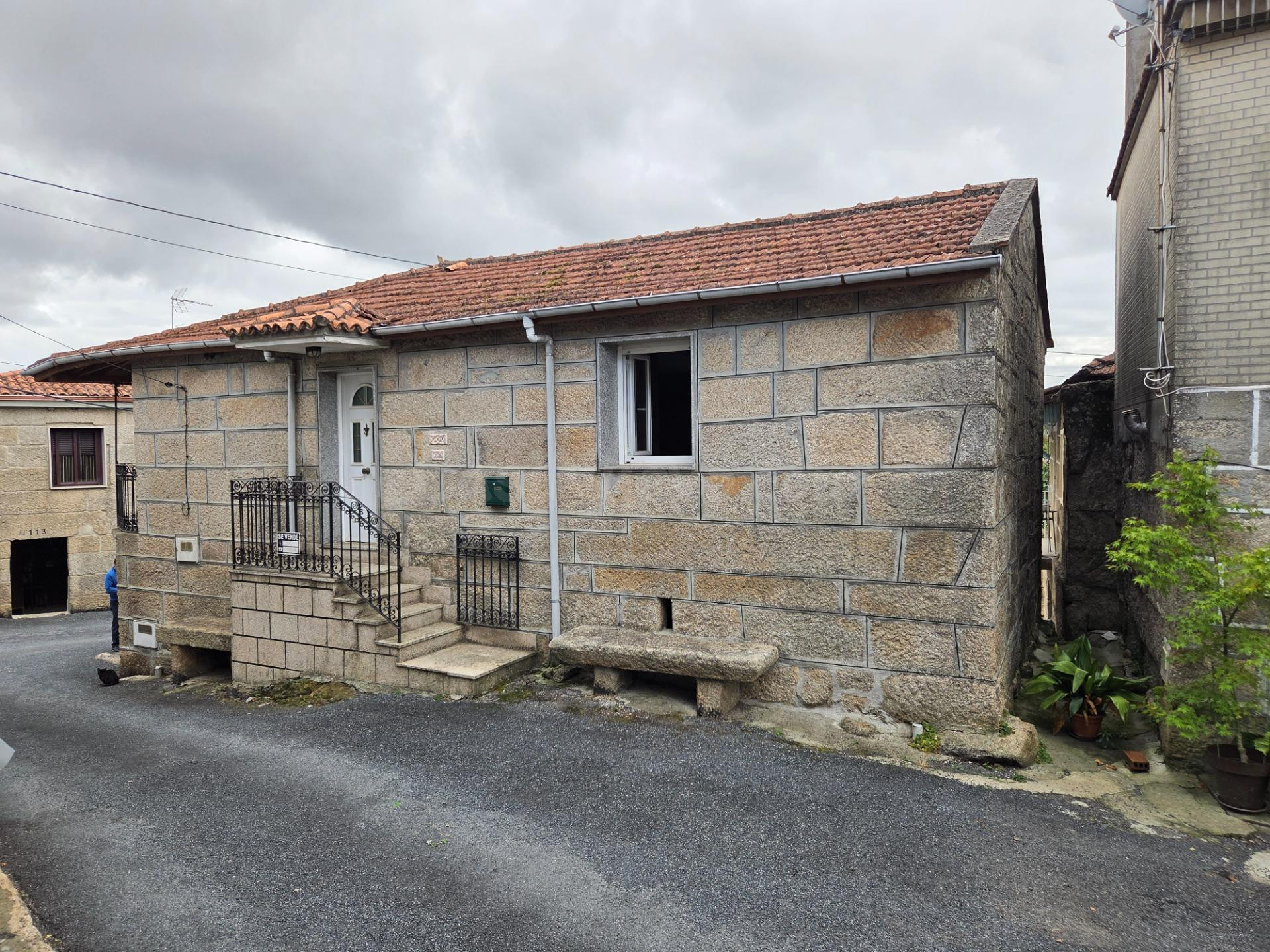 CASA REFORMADA, con finca y galpón. XUNQUEIRA DE AMBIA.