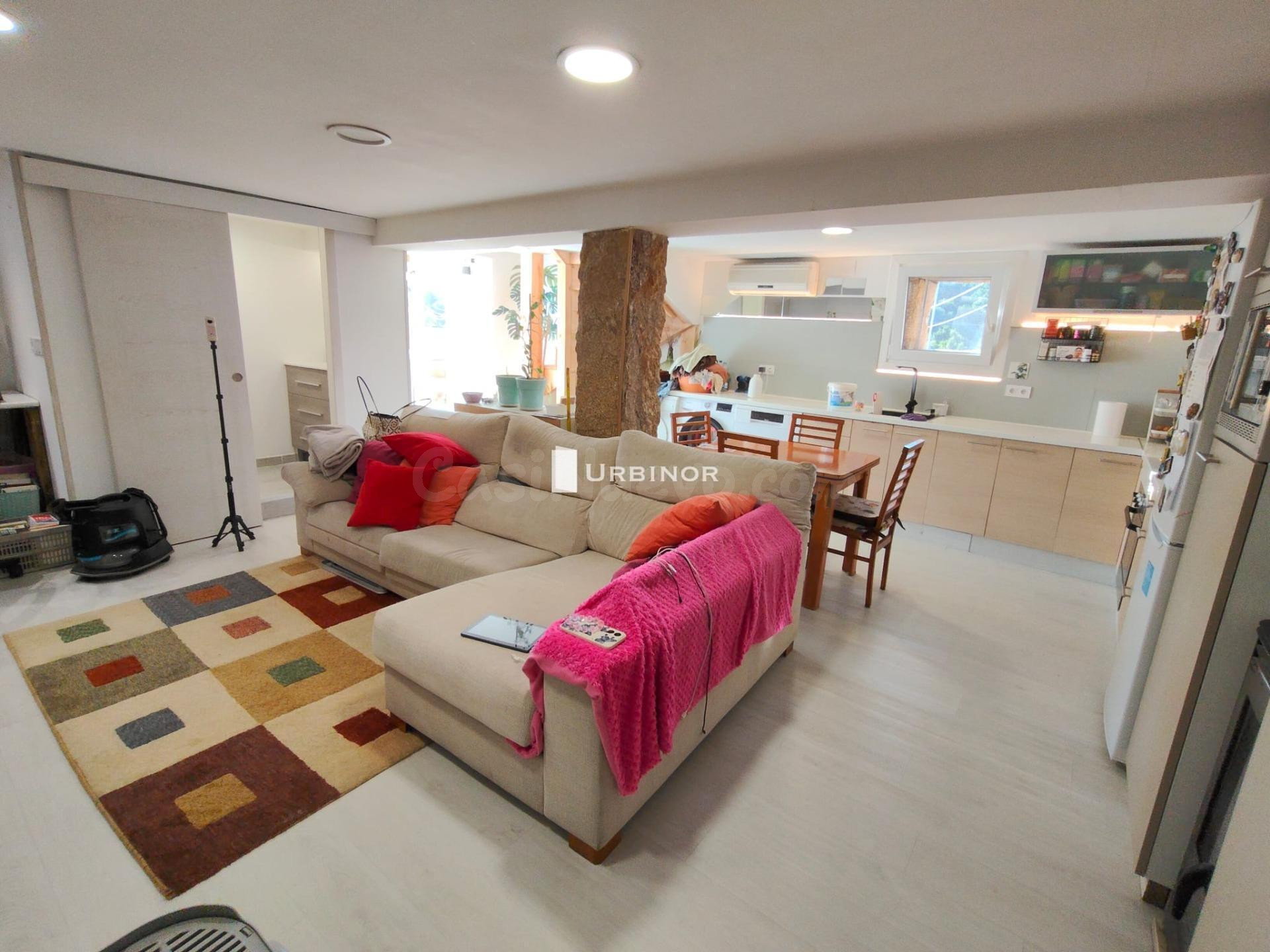 # CASA reformada, muy luminosa, con amplio patio. Próxima a VELLE (Pereiro de Aguiar).