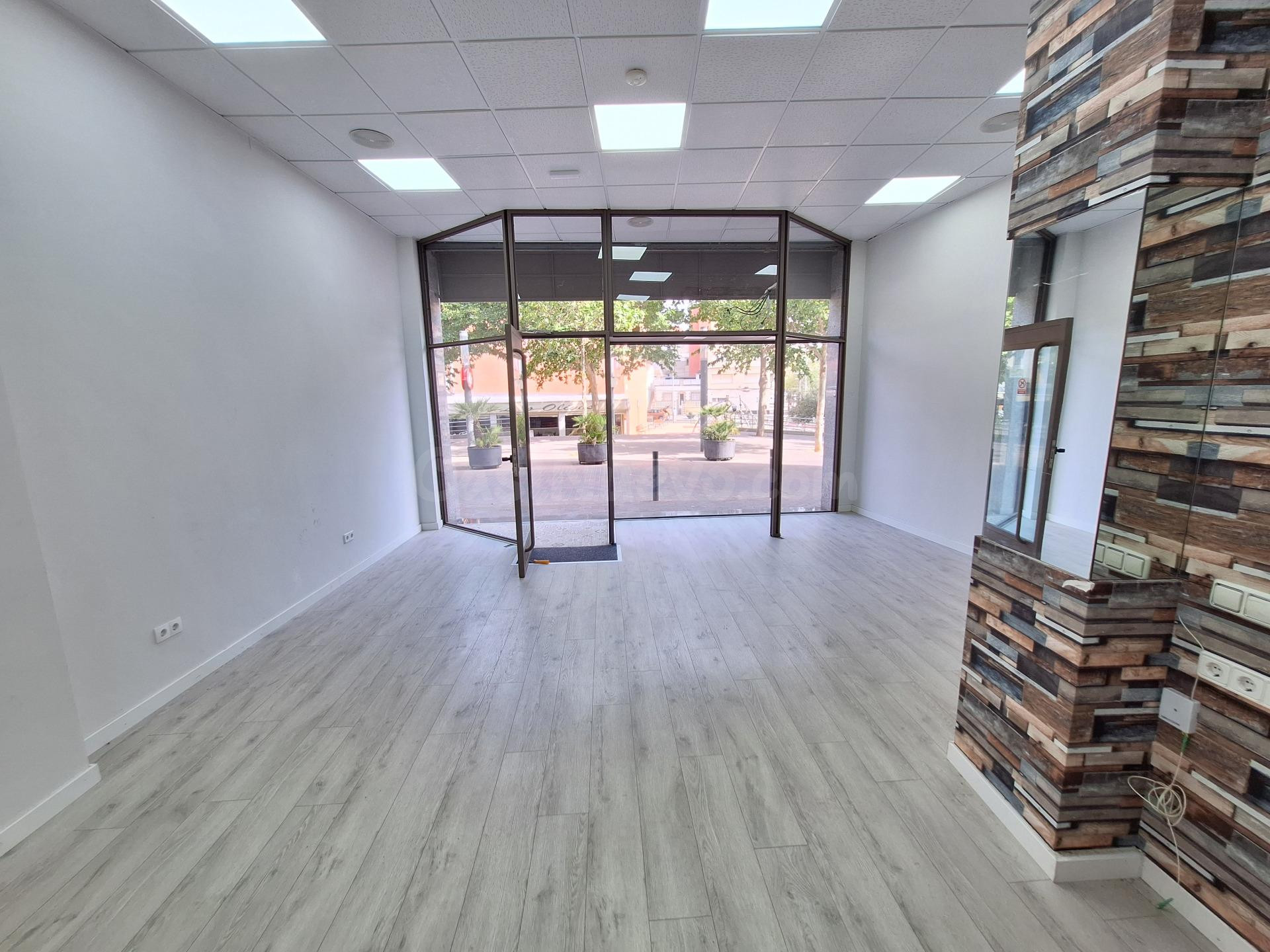 LOCAL COMERCIAL AL CENTRE ZONA MERCAT DE MONTBUI