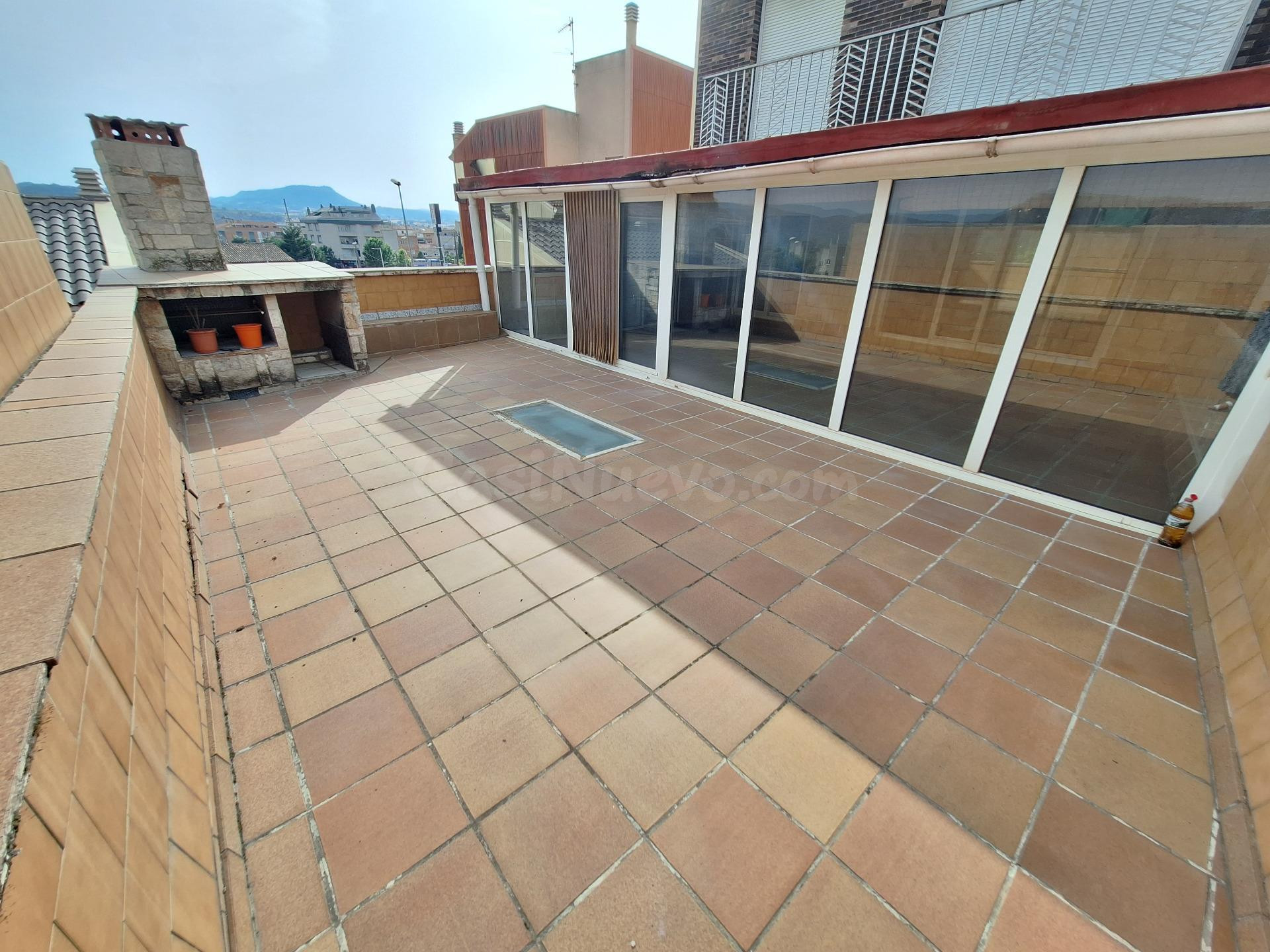 CASA AMB DUES VIVENDES INDEPENDENTS, IDEAL PER A 2 FAMILIES.