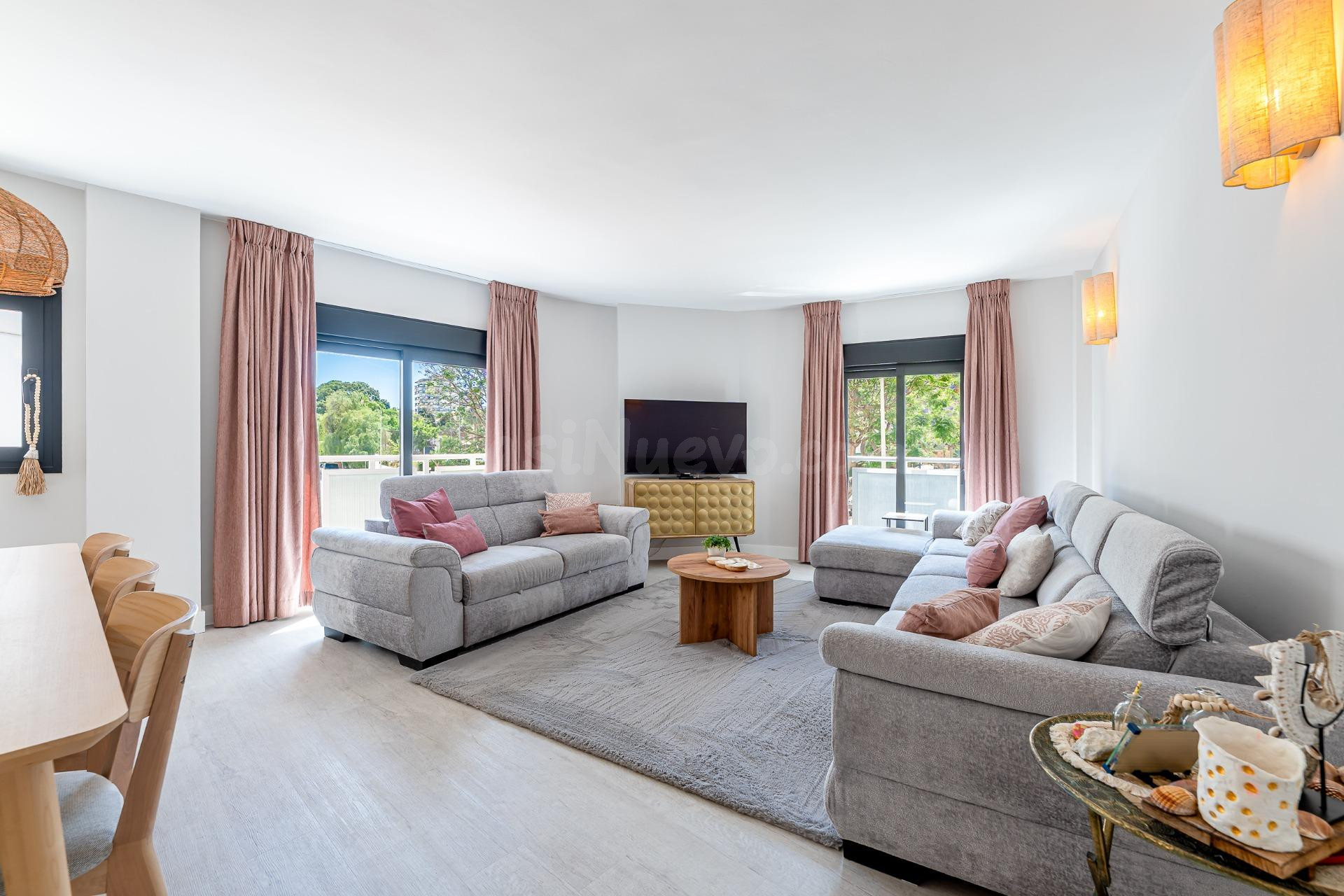 Exclusivo dúplex de diseño, completamente reformado, en segunda línea de playa de La Carihuela