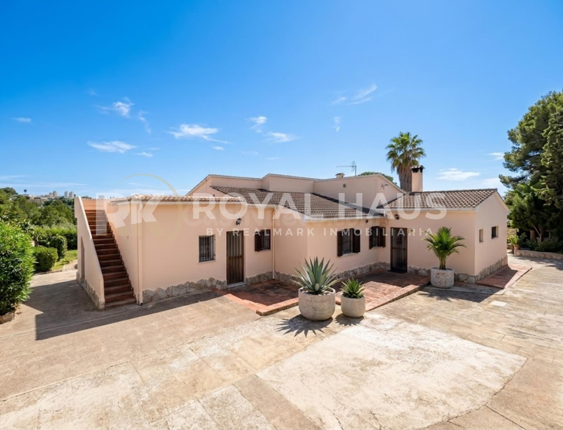 FINCA EN INCA CON PISCINA Y CÉDULA DE HABITABILIDAD